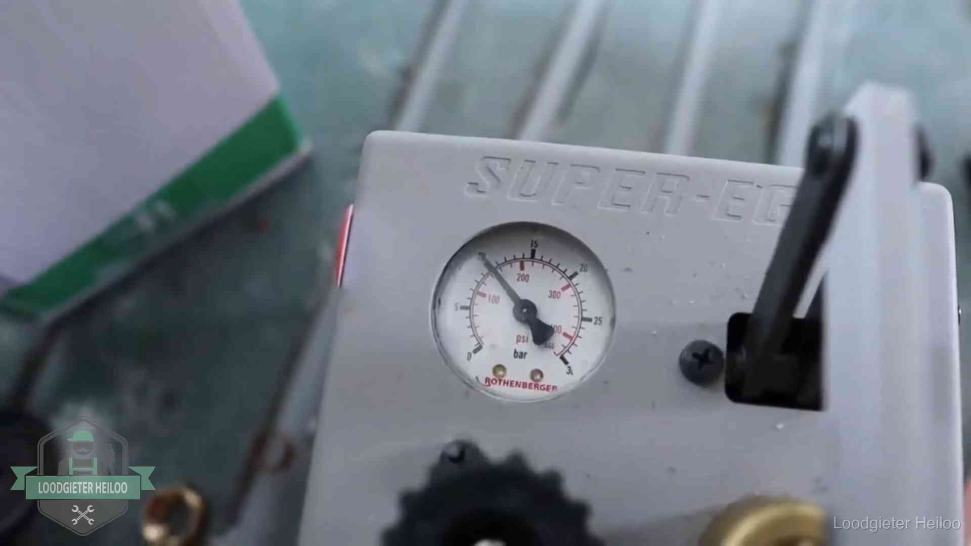 Verzekerd en aansprakelijk in Heiloo Manometer van een afperspomp bij controle van nieuw leidingwerk in Heiloo