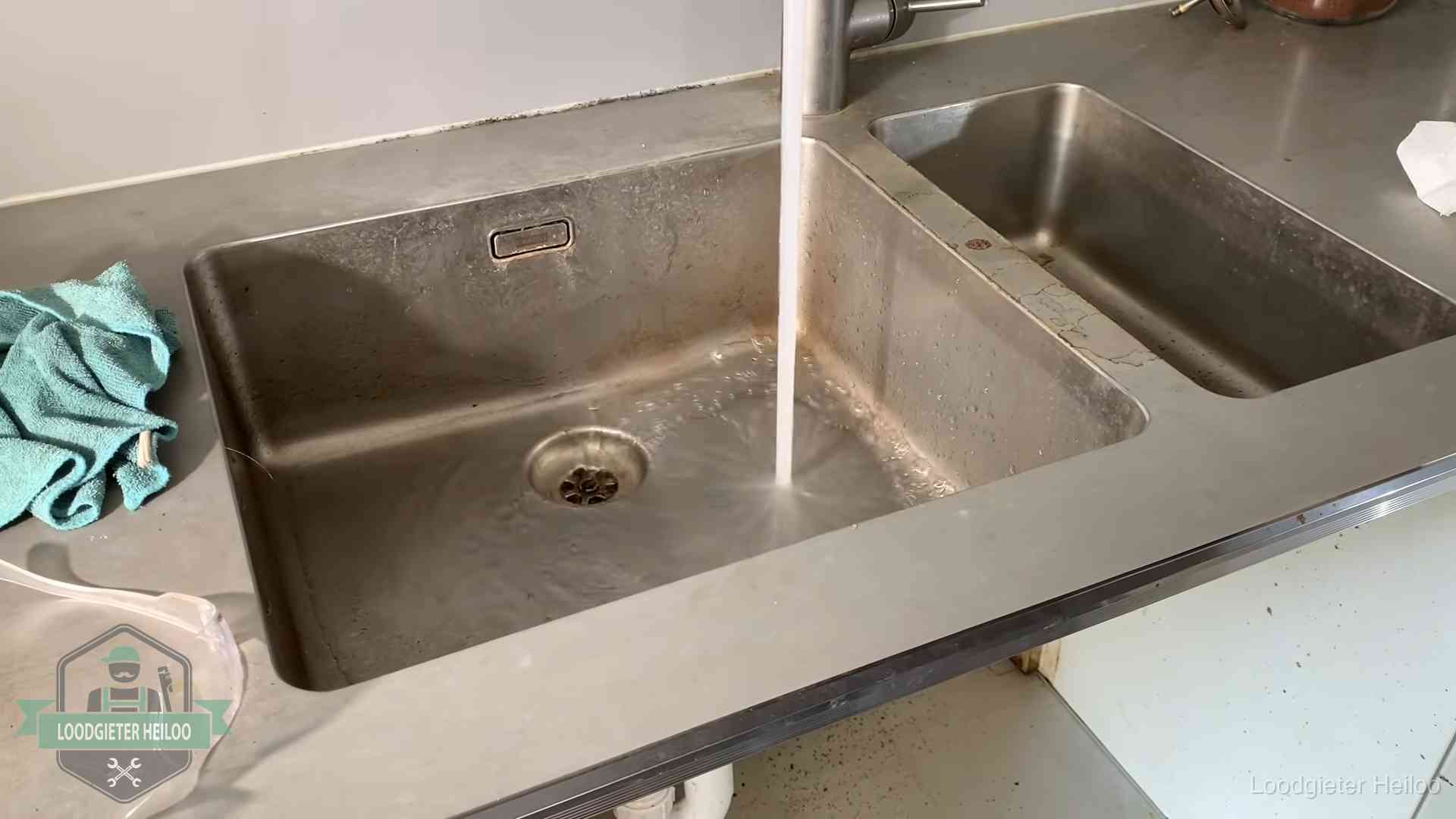 Doorstroomtest van de afvoer bij een gootsteen in Heiloo