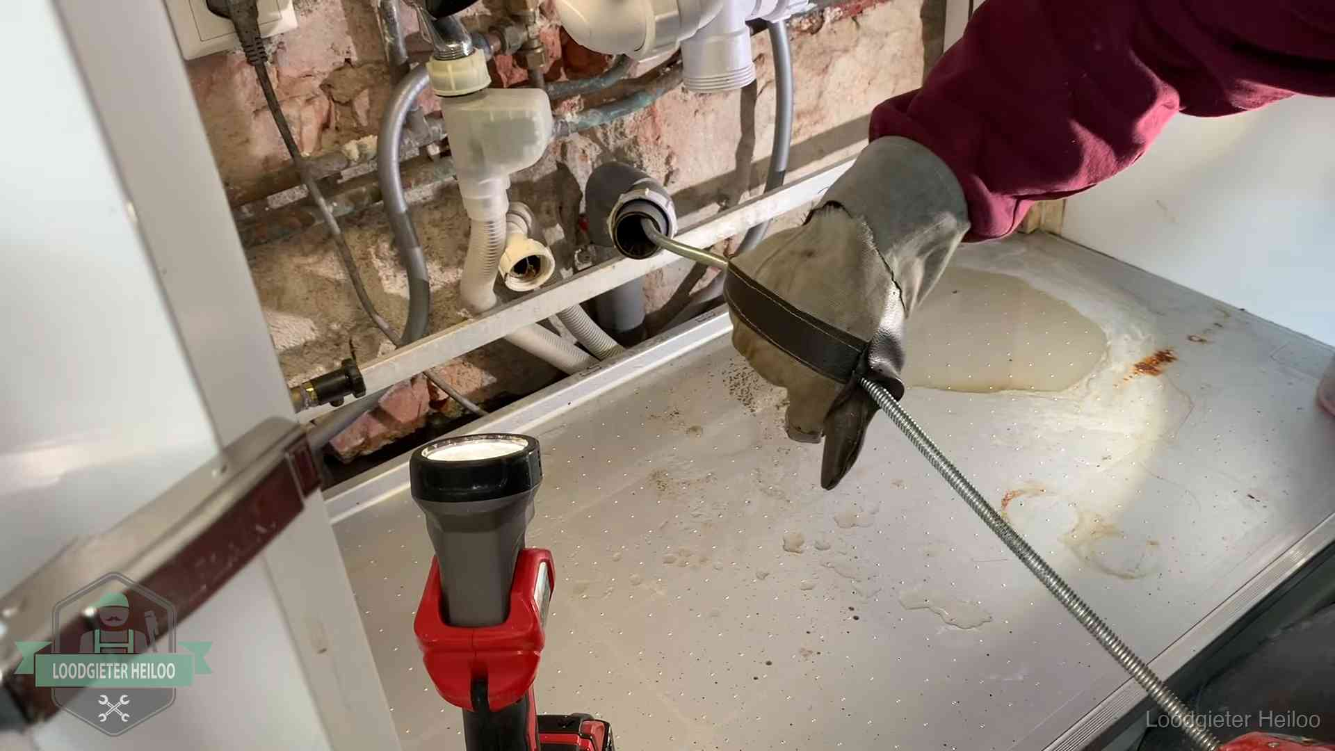 Ontstoppingsveer wordt preventief door een afvoeraansluiting gehaald in Heiloo