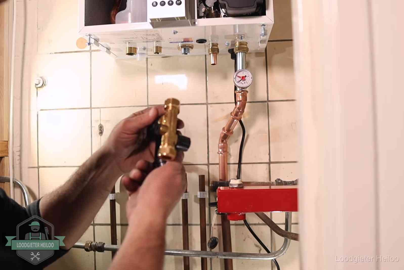 Vulkraan en manometer onder een cv-ketel voor het bijvullen van de waterdruk in Heiloo