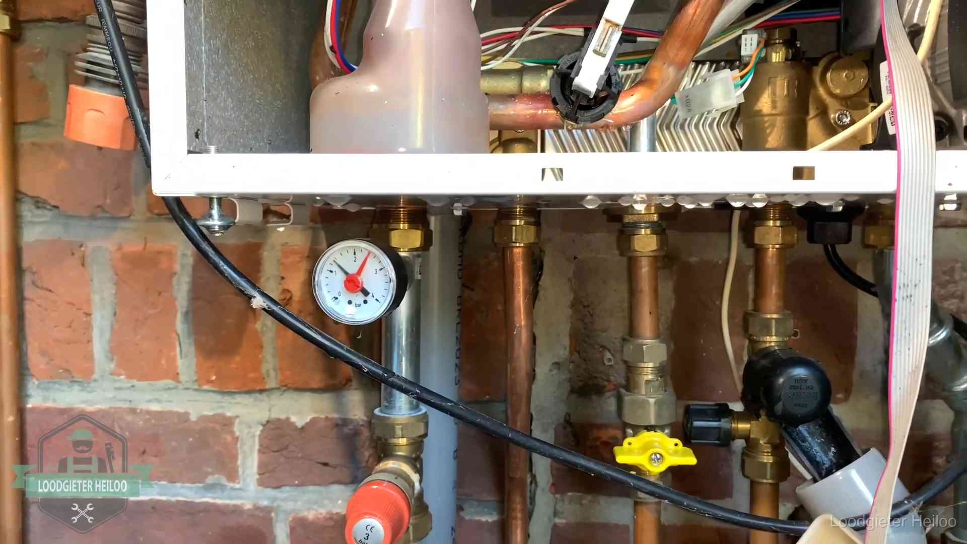 Manometer en aansluitleidingen onder een cv-ketel in Heiloo bij controle op drukverlies