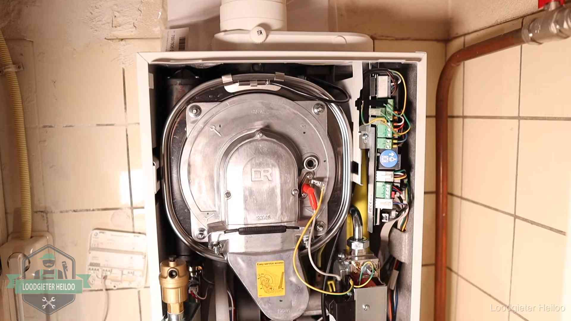 Geopende cv-ketel met warmtewisselaar tijdens periodiek onderhoud in Heiloo