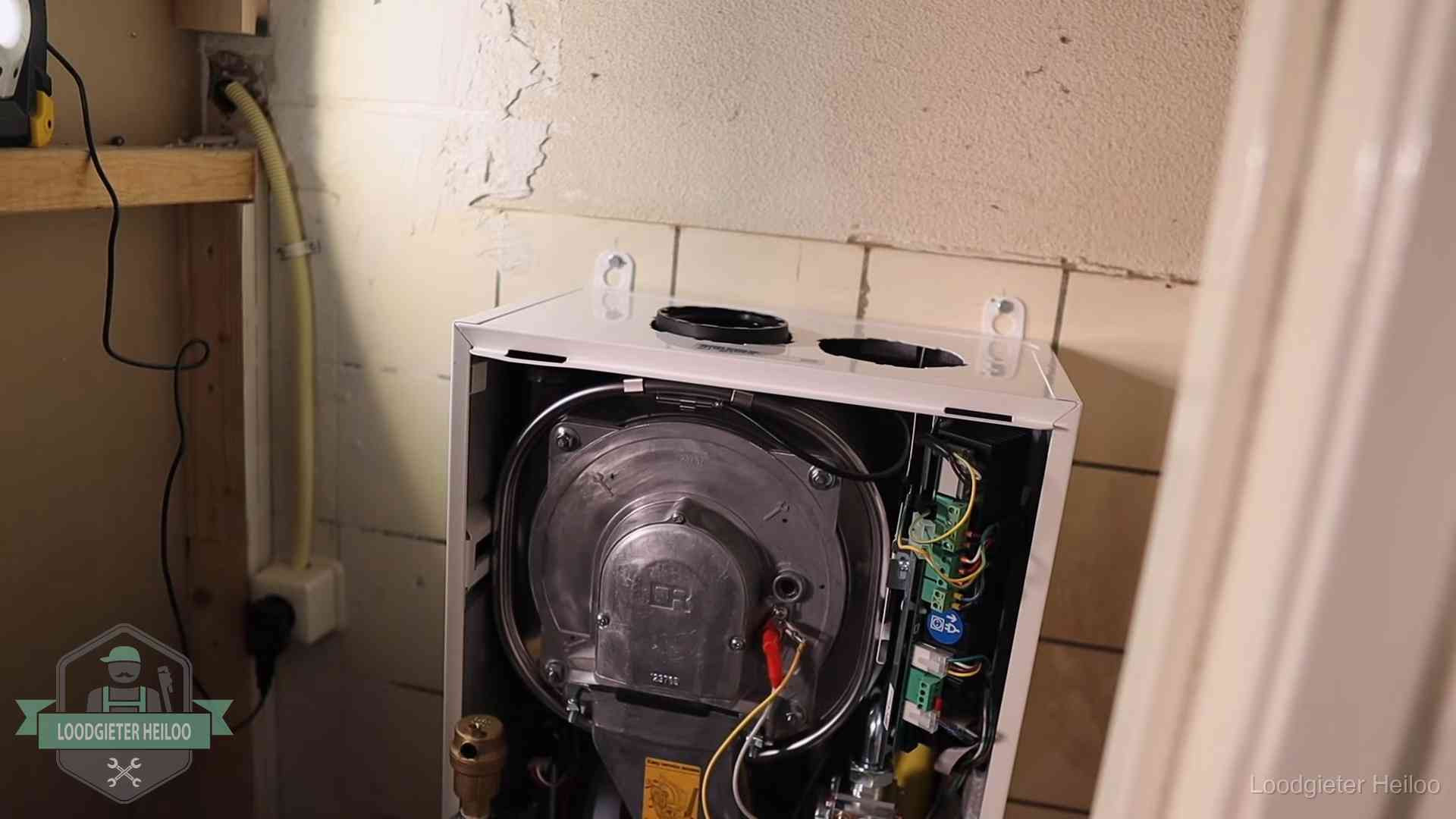 Geopende cv-ketel tijdens een onderhoudsbeurt in Heiloo, met brander en warmtewisselaar zichtbaar