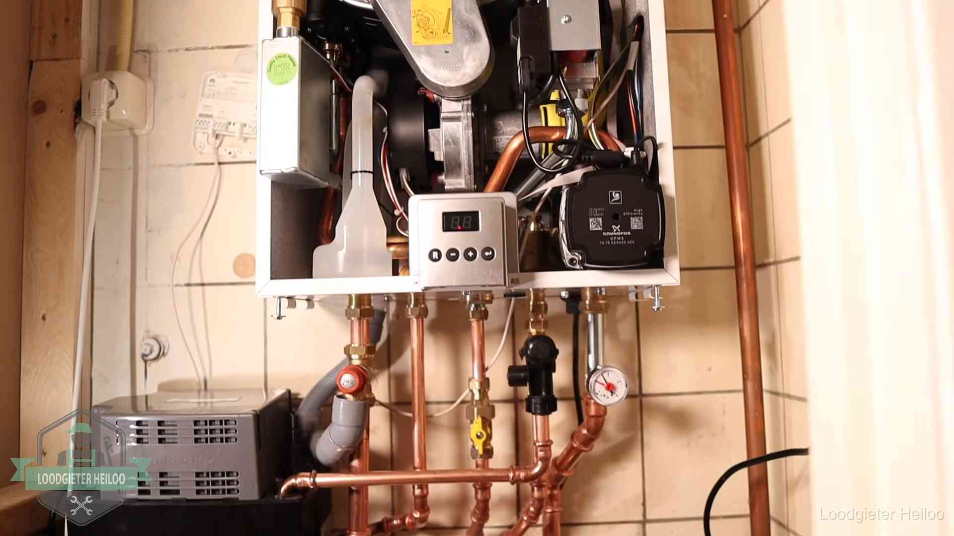 Geopende cv-ketel met brander en cv-pomp tijdens een onderhoudsbeurt in Heiloo