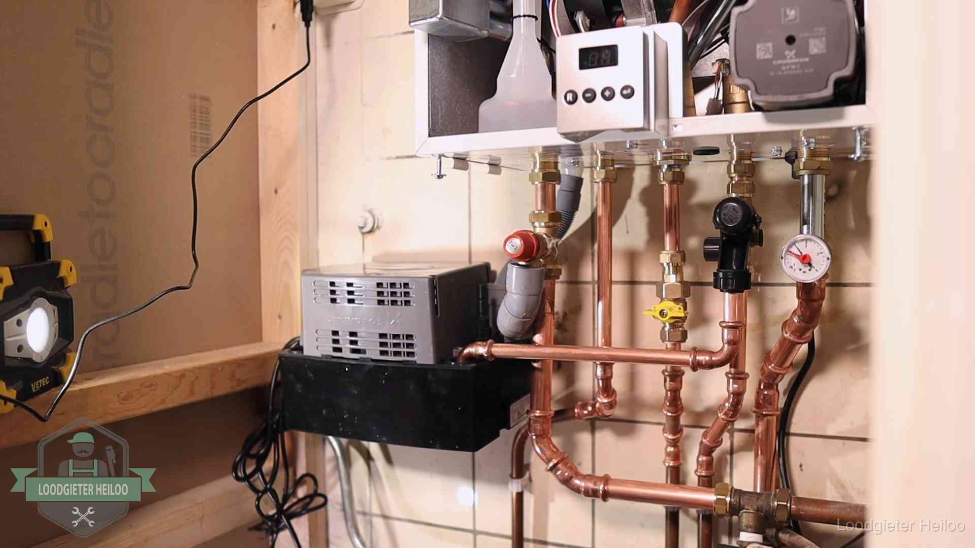 Nieuw koperen leidingwerk met pomp en manometer onder een vervangen cv-opstelling in Heiloo