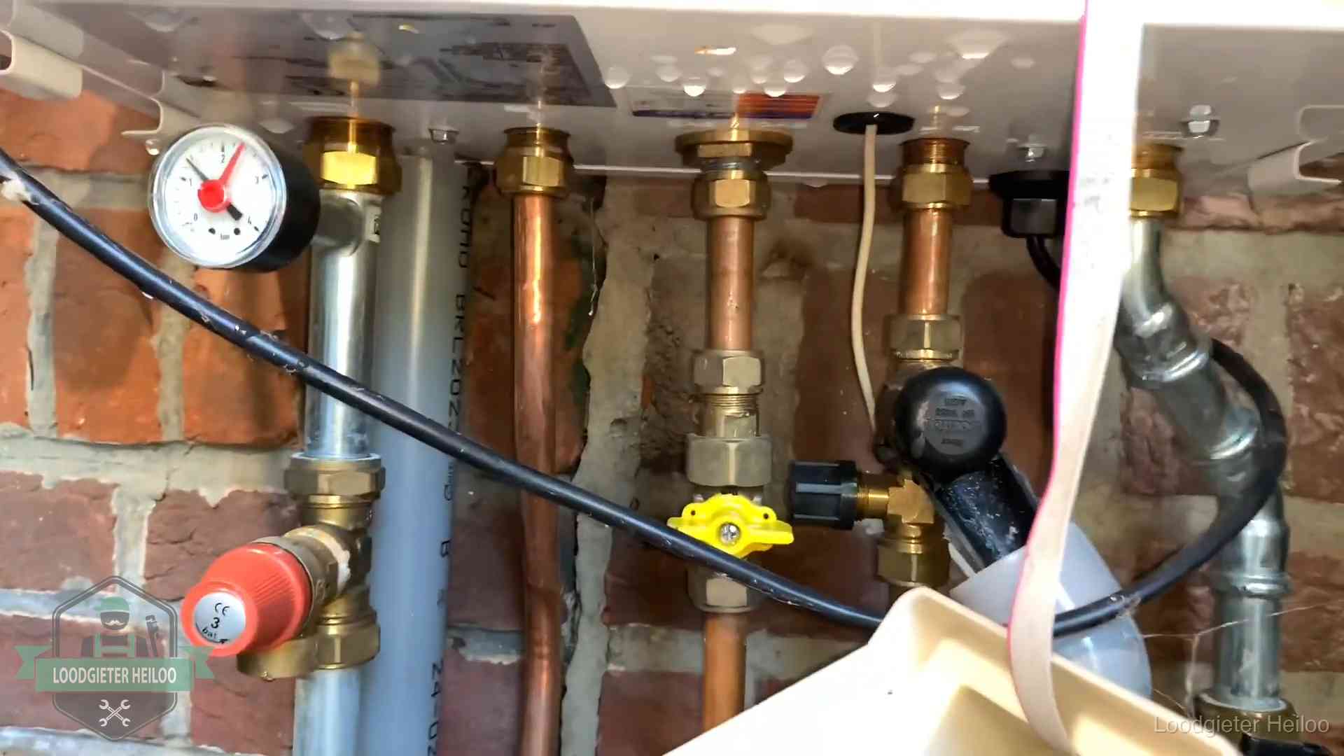 Onderaansluitingen van een cv-ketel met manometer en gaskraan in Heiloo