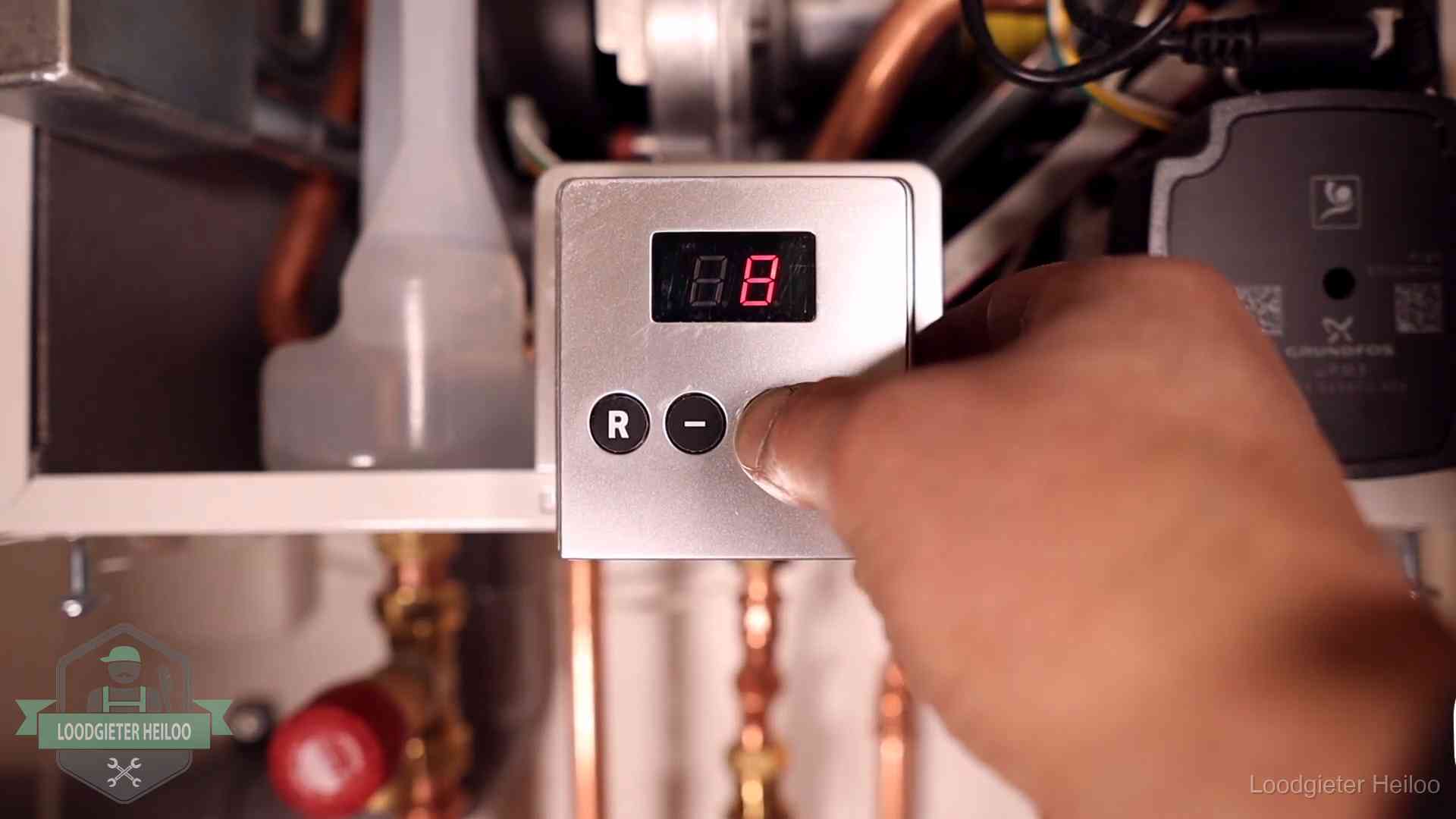 Monteur bedient het display van een cv-ketel bij een storing in Heiloo