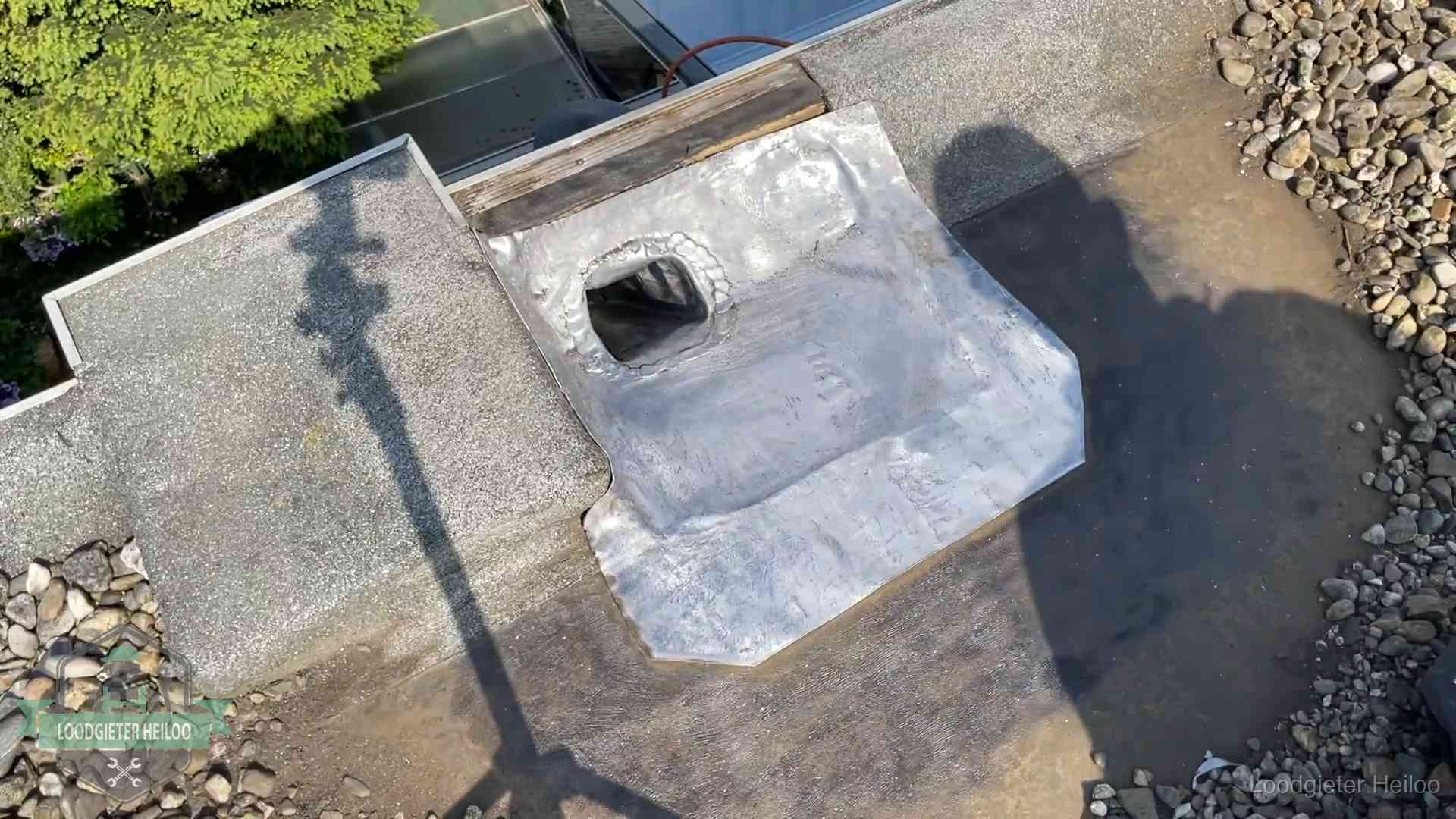 Vers afgedichte dakdoorvoer met lood en zink op een plat dak in Heiloo