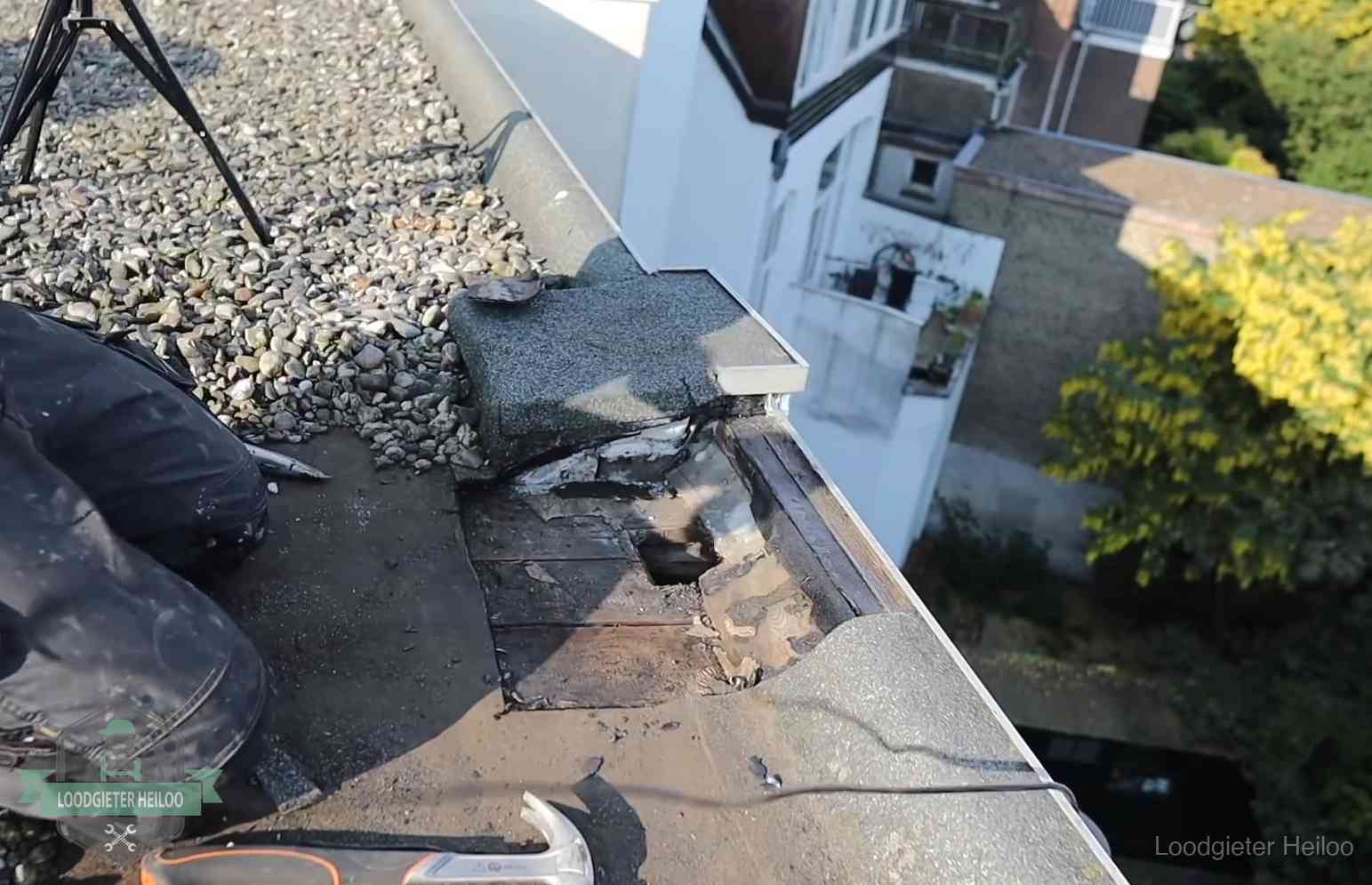 Opengelegde dakrand met verrot dakbeschot door een langdurige daklekkage in Heiloo