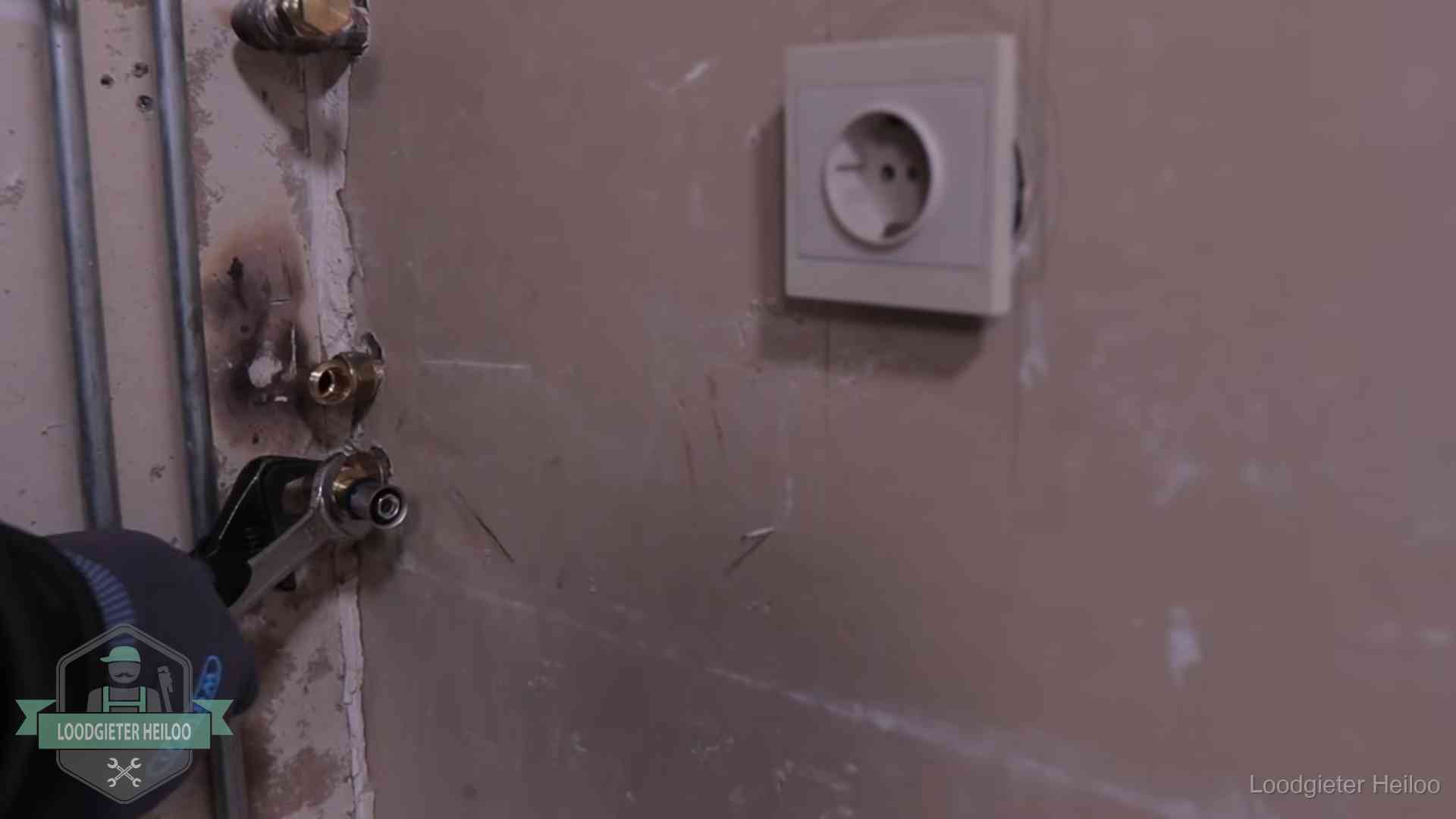Erkend vakmanschap in Heiloo Monteur draait een perskoppeling vast op een leidingaansluiting in Heiloo