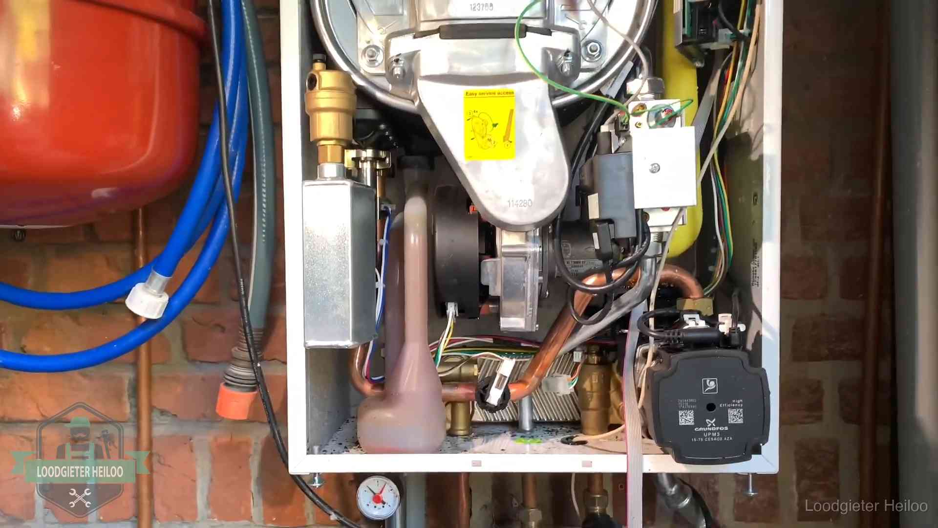 Geopende cv-ketel met rood expansievat in een woning in Heiloo
