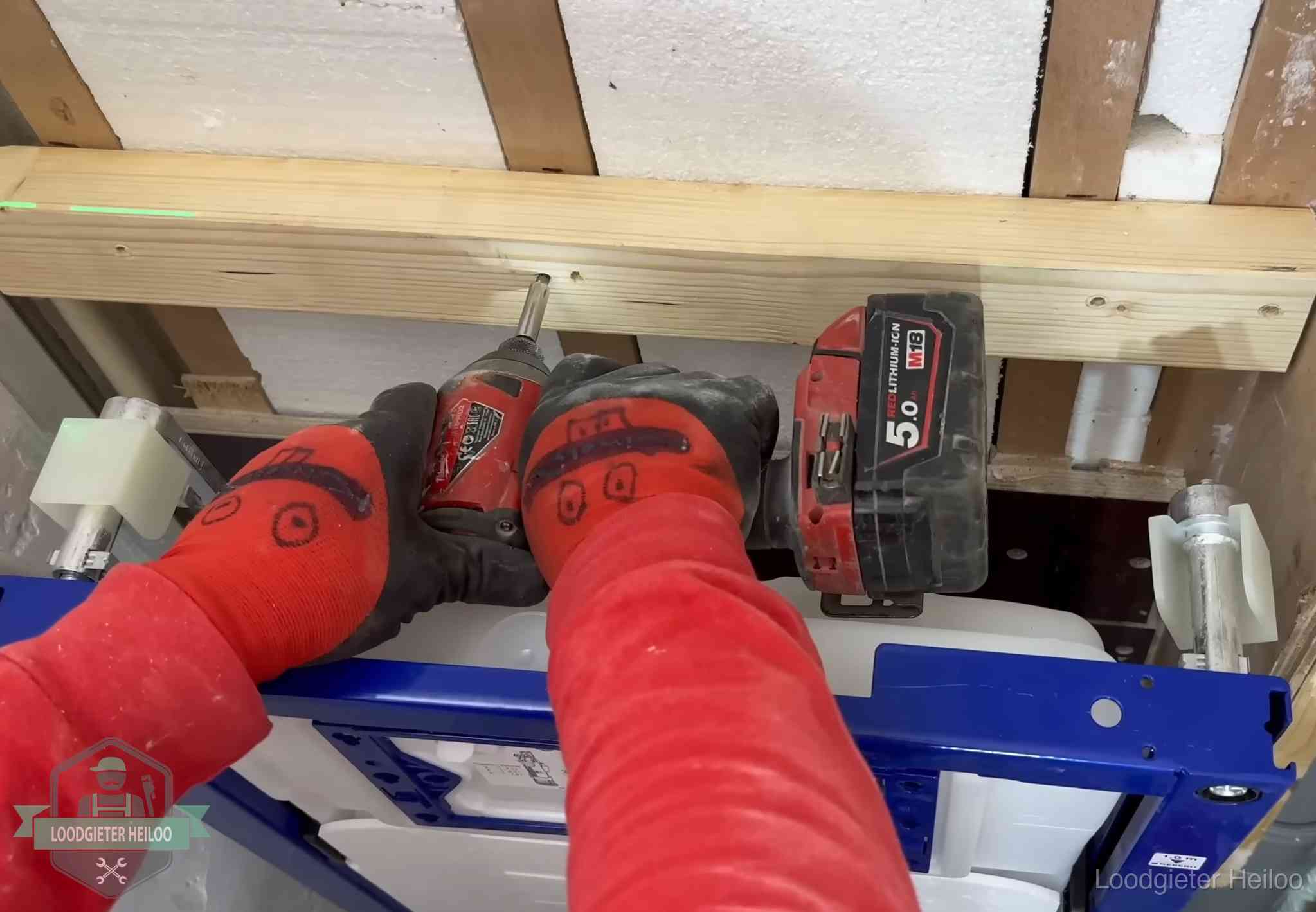 Fout in de wc-installatie opsporen in Heiloo Monteur bevestigt een inbouwreservoir voor een hangend toilet in Heiloo