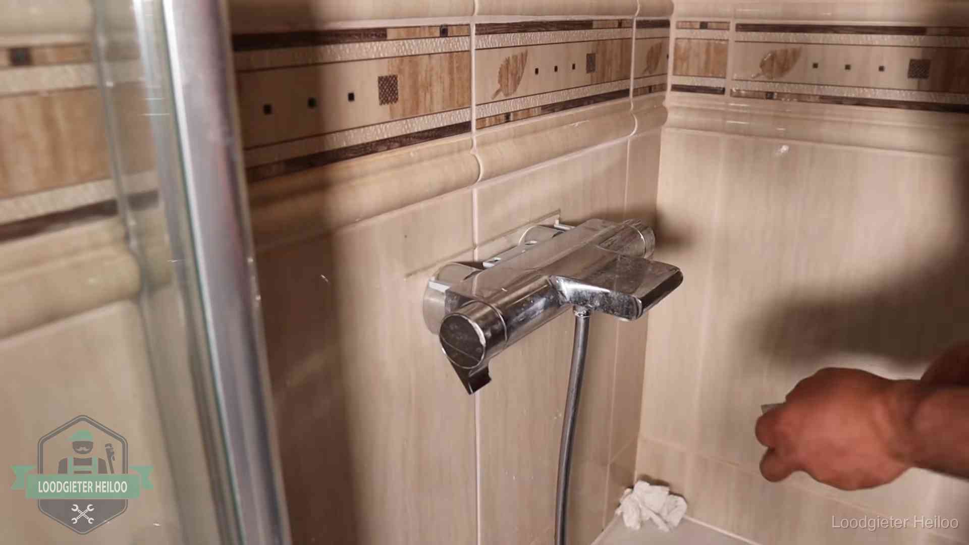 Verkalkte douche-mengkraan in Heiloo, hetzelfde kalk dat zich in de warmtewisselaar afzet