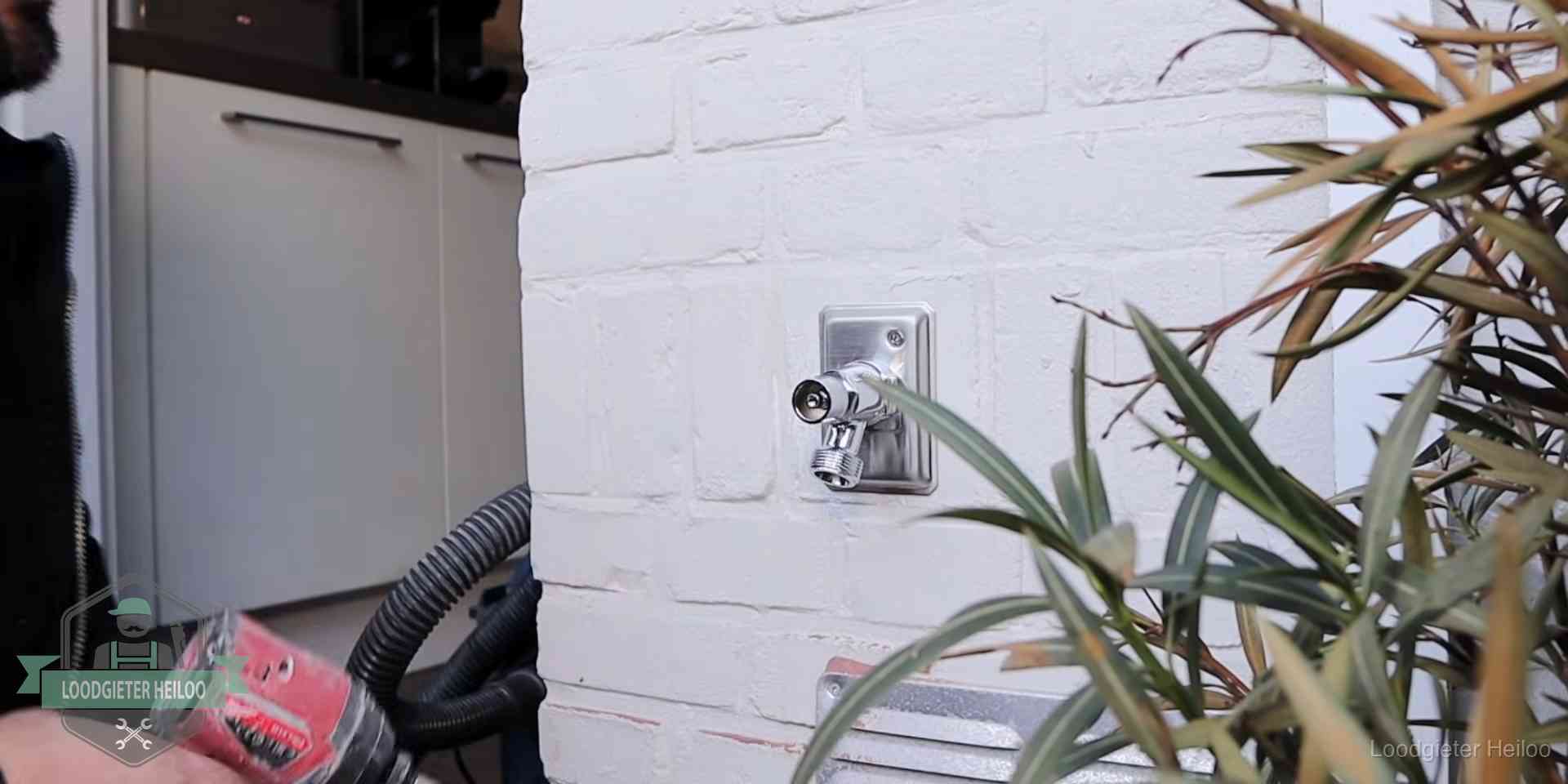 Chromen kraan op een muurplaat bij een woning in Heiloo, dichtdraaien is stap een van de lektest