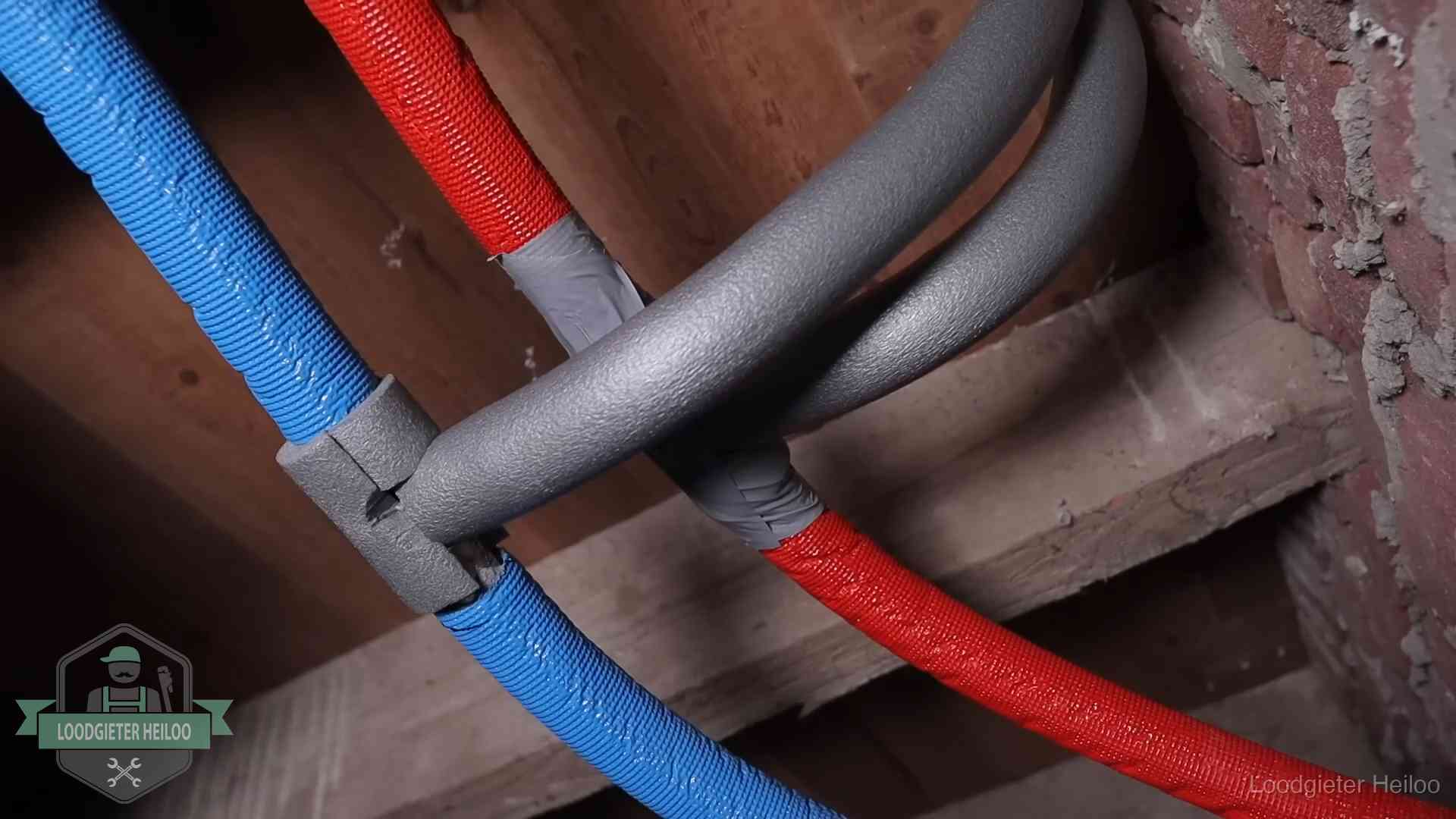 Geïsoleerde waterleidingen langs houten balken tegen bevriezing in Heiloo