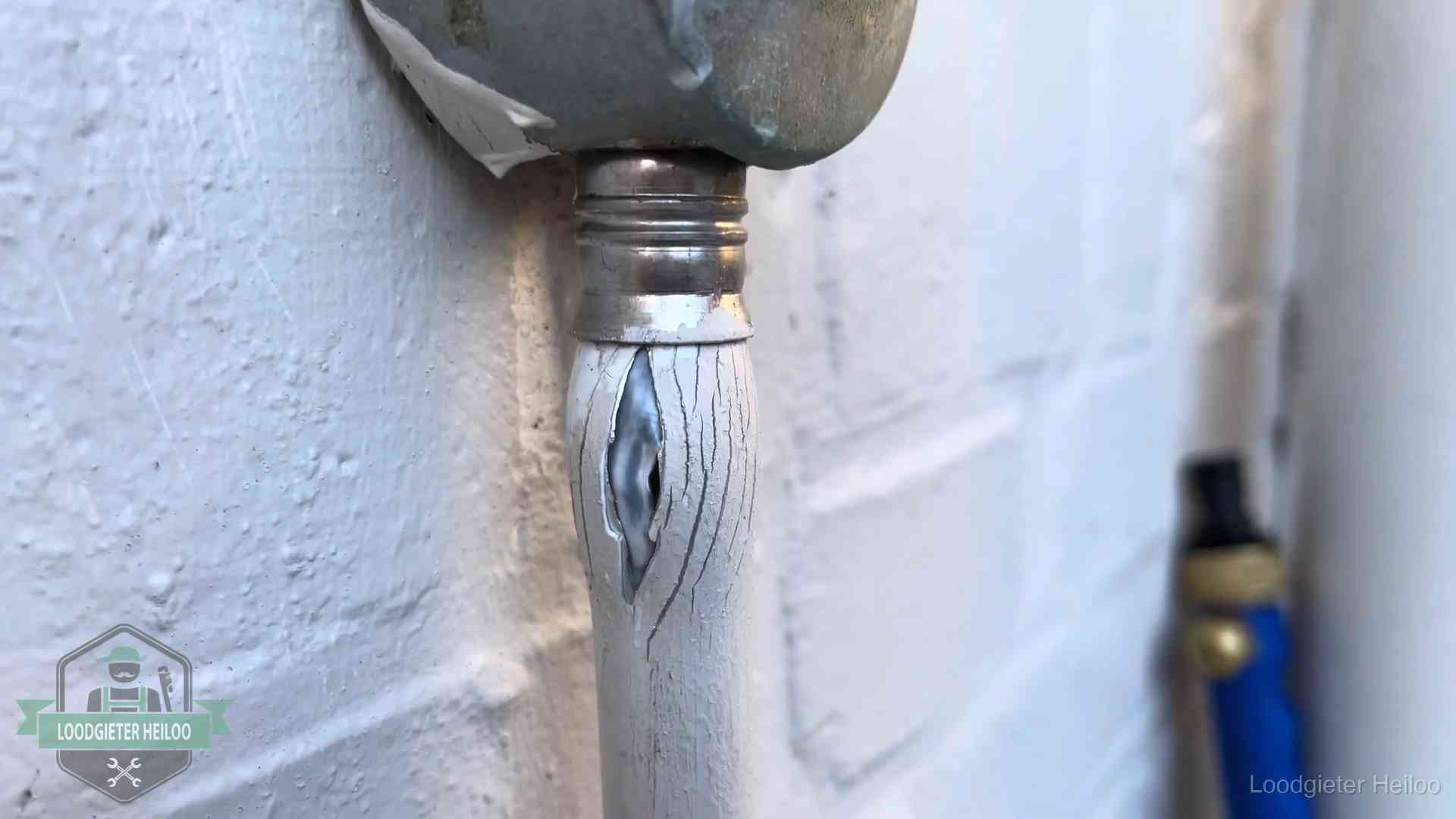 Oude waterleiding in Heiloo waar de verf openscheurt, een stille aanwijzing voor een beginnend lek