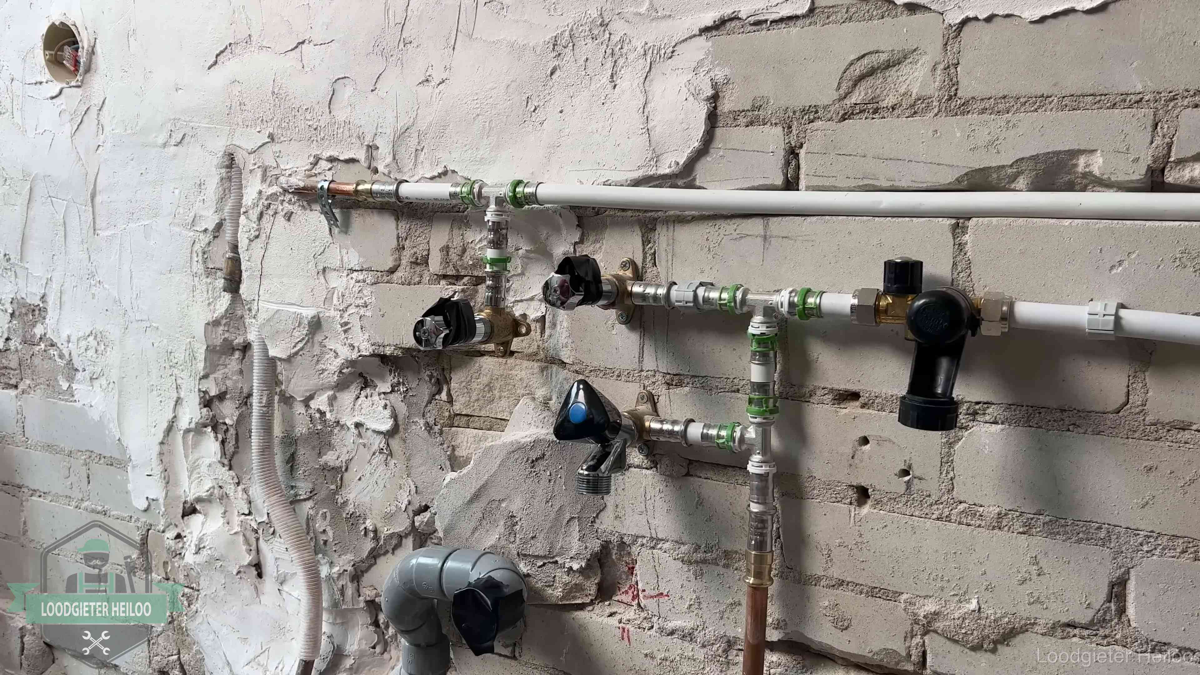 Diensten van ons loodgietersbedrijf in Heiloo Nieuw aangelegd leidingwerk met persfittingen tijdens een verbouwing in Heiloo
