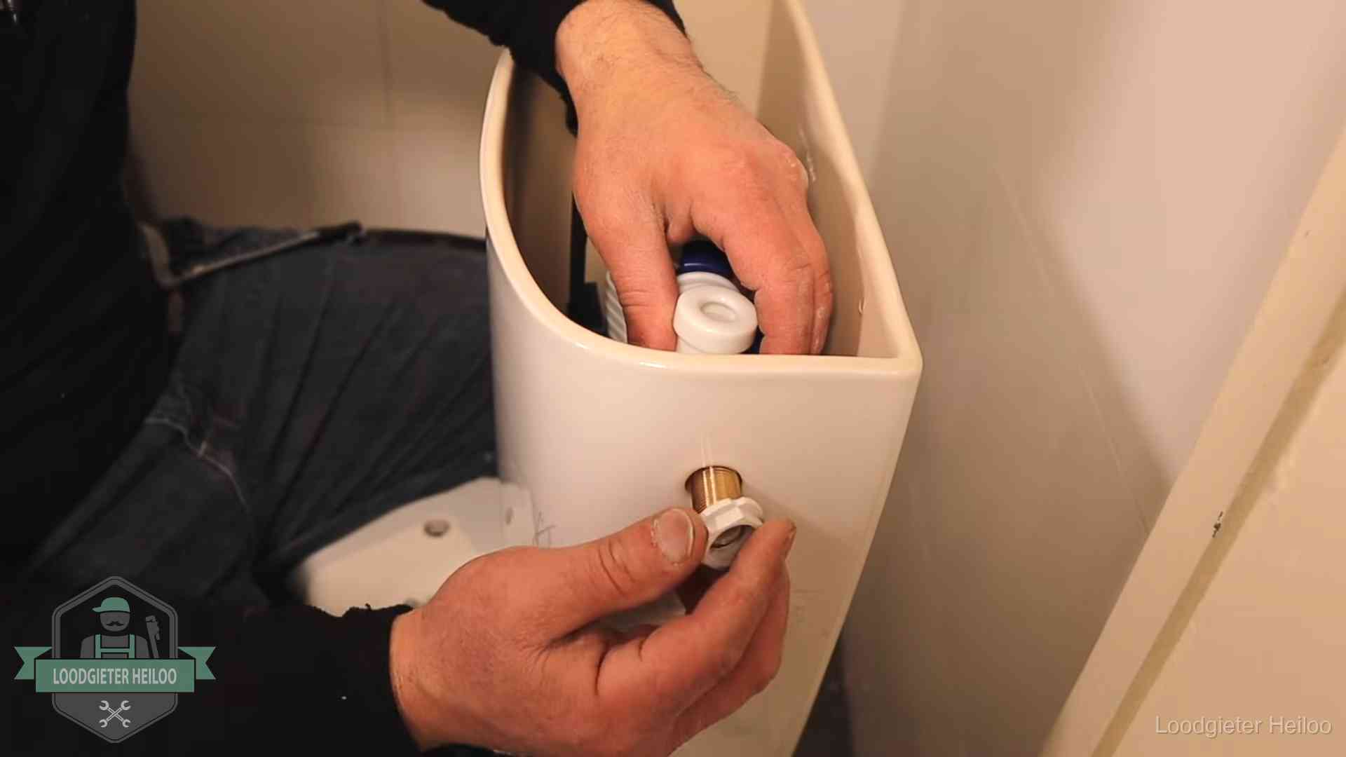 Loodgieter voor je verstopte wc in Heiloo Loodgieter monteert de vlotterkraan van een stortbak bij een toilet in Heiloo