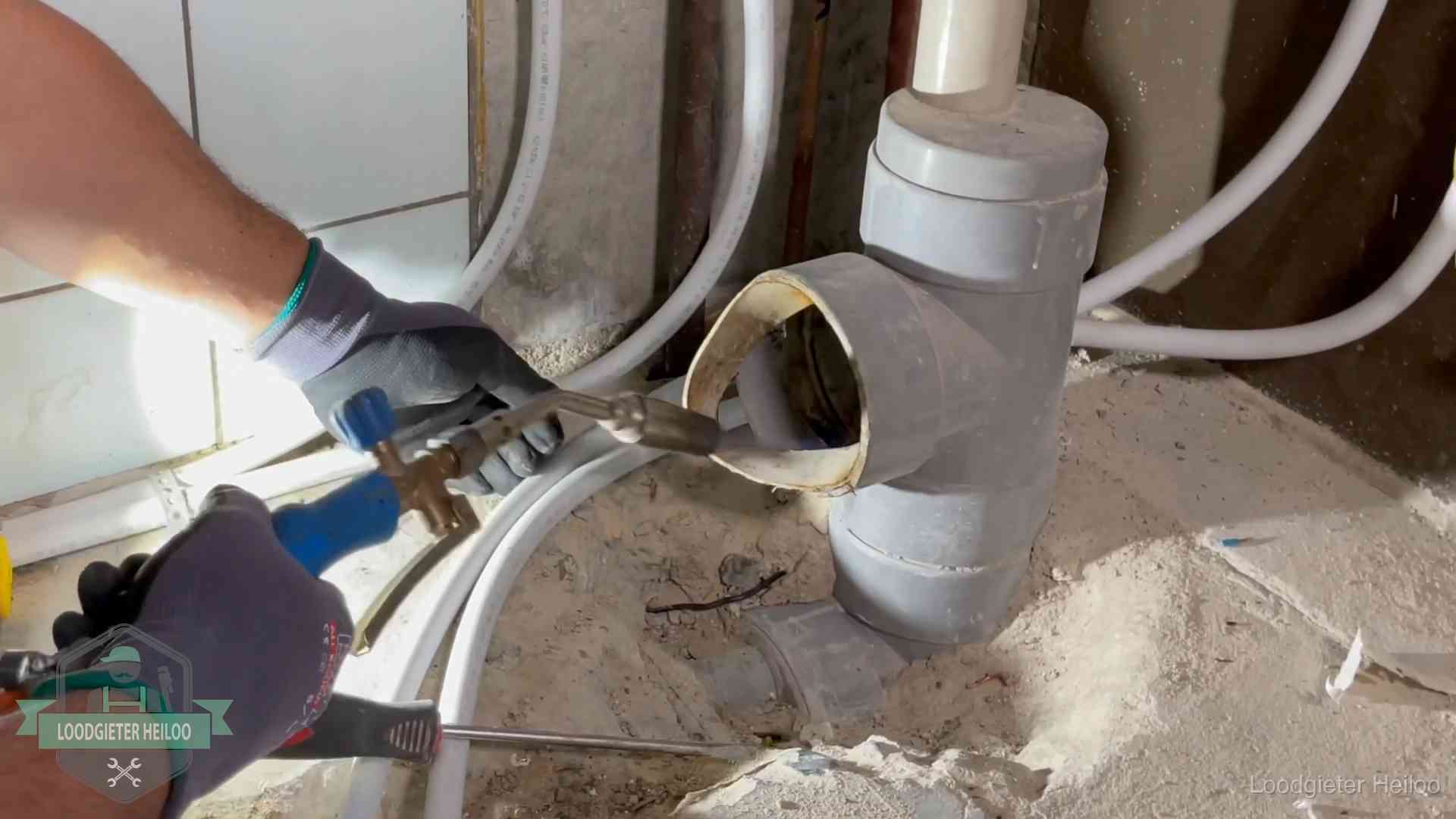 Vakmanschap van onze loodgieters in Heiloo Loodgieter werkt met brander en messing kraanwerk aan leidingen in Heiloo
