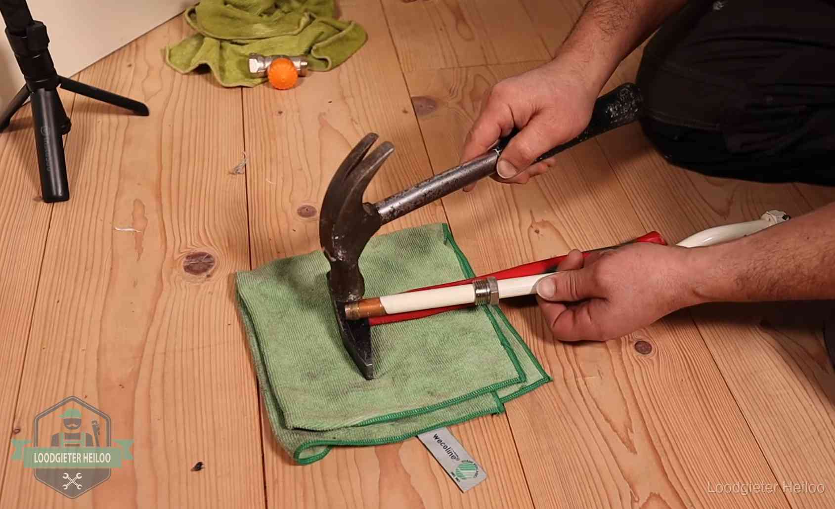 Rode vlaggen bij loodgieters in Heiloo Geimproviseerd gereedschap bij een klus in Heiloo, een teken om op te letten wie je binnenhaalt
