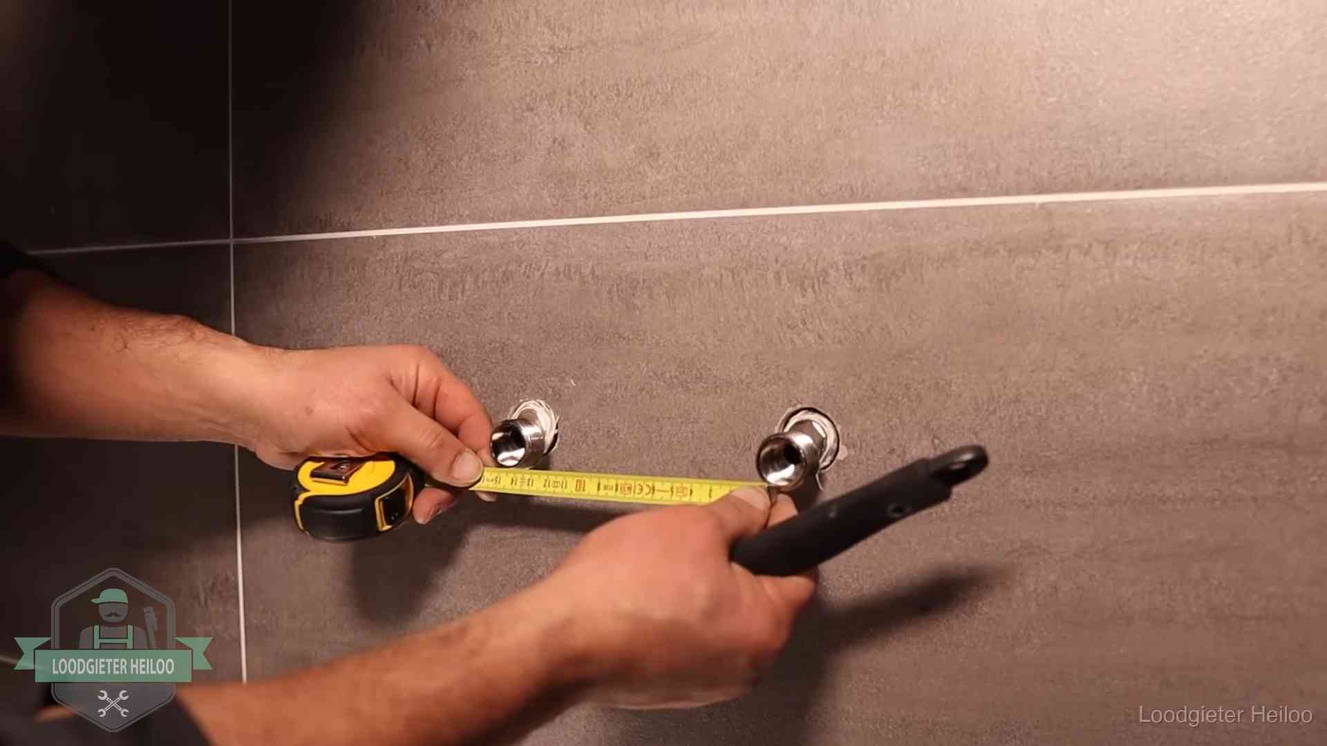 Loodgieter meet de hartafstand van aansluitingen nauwkeurig op in Heiloo