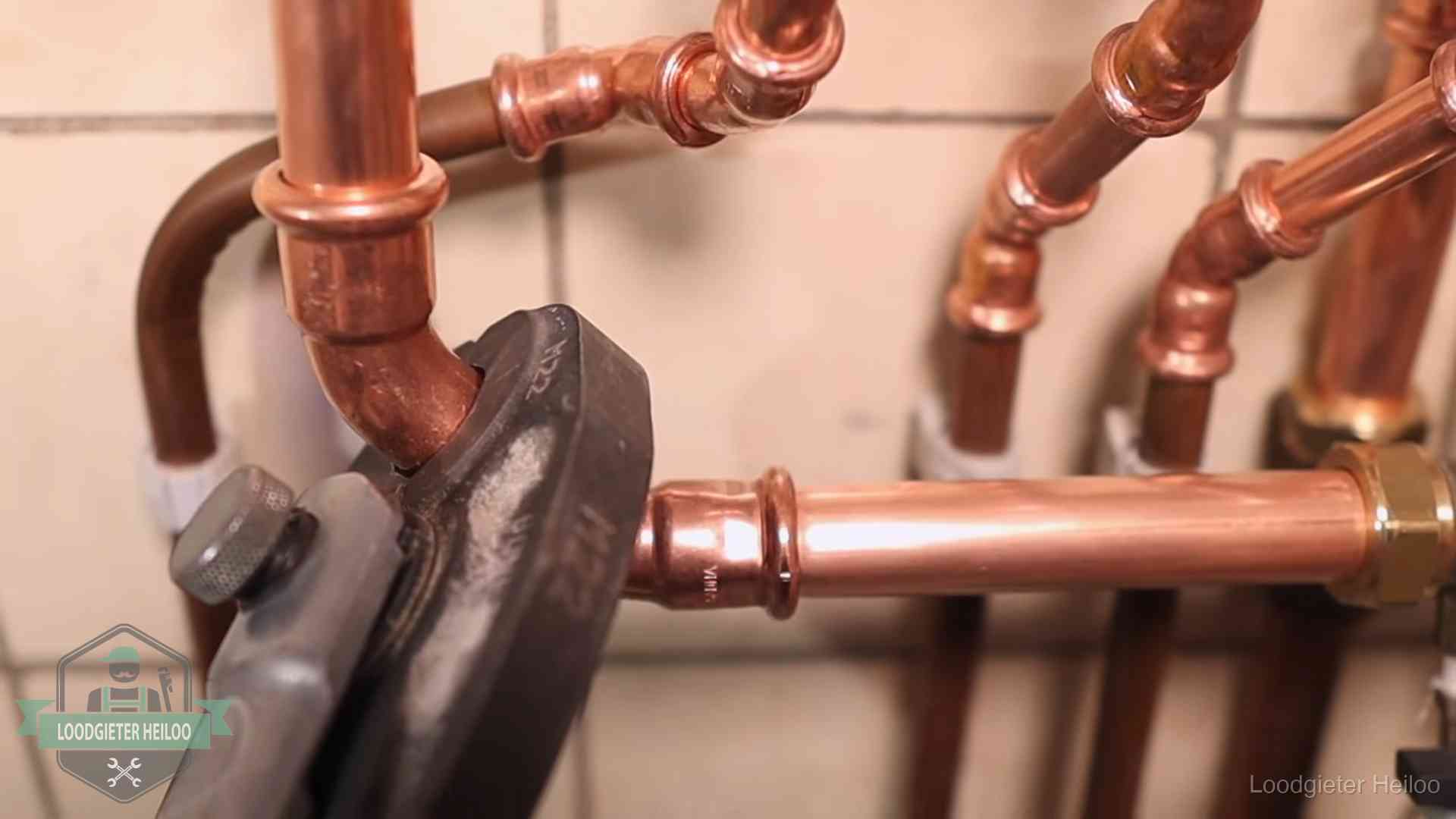 Werkwijze van ons loodgietersbedrijf in Heiloo Persmachine perst een koperen fitting op nieuw leidingwerk in Heiloo