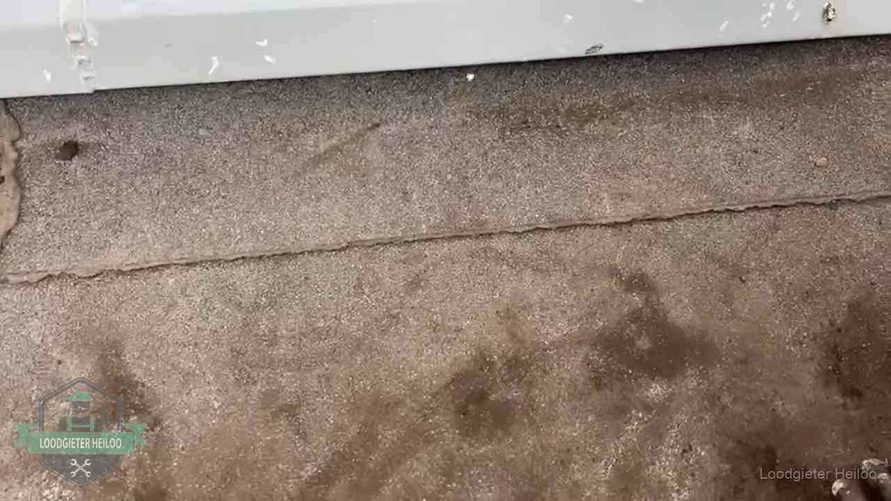 Vochtplekken bij de naad van een plat dak na aanhoudende regen in Heiloo