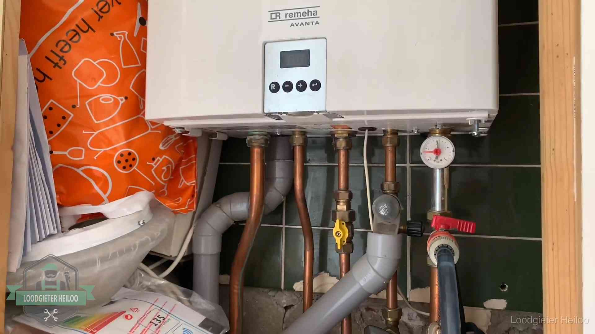 Oudere Remeha cv-ketel in een ketelkast in een woning in Heiloo