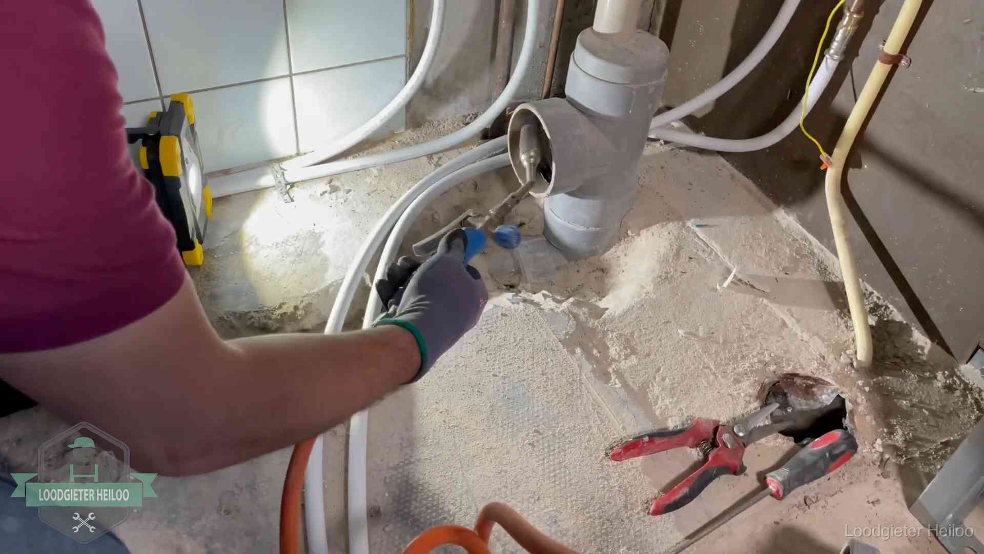 Standleiding en gedeelde leidingen in Heiloo Loodgieter werkt aan leidingen bij een pvc-standleiding in een appartement in Heiloo