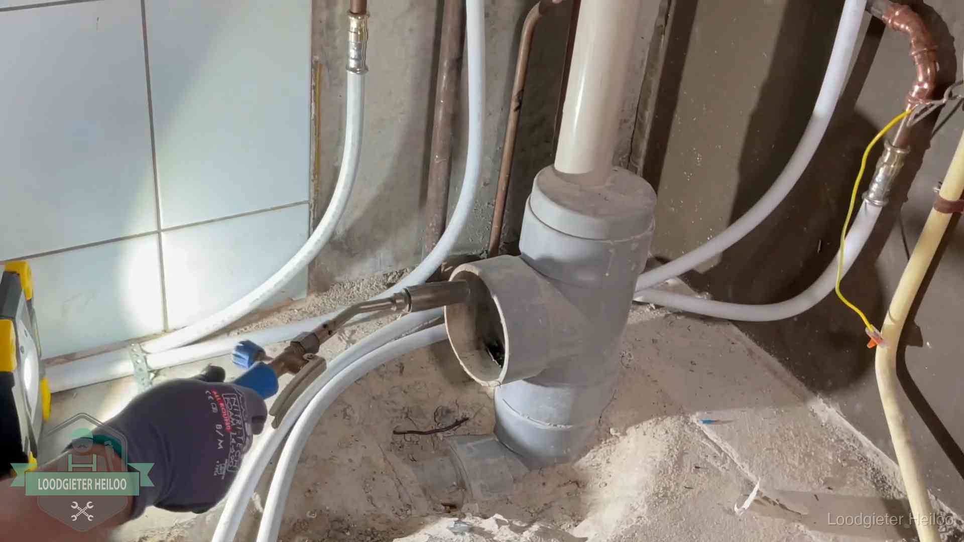 Loodgieter werkt aan leidingen bij de pvc-standleiding van een huurwoning in Heiloo