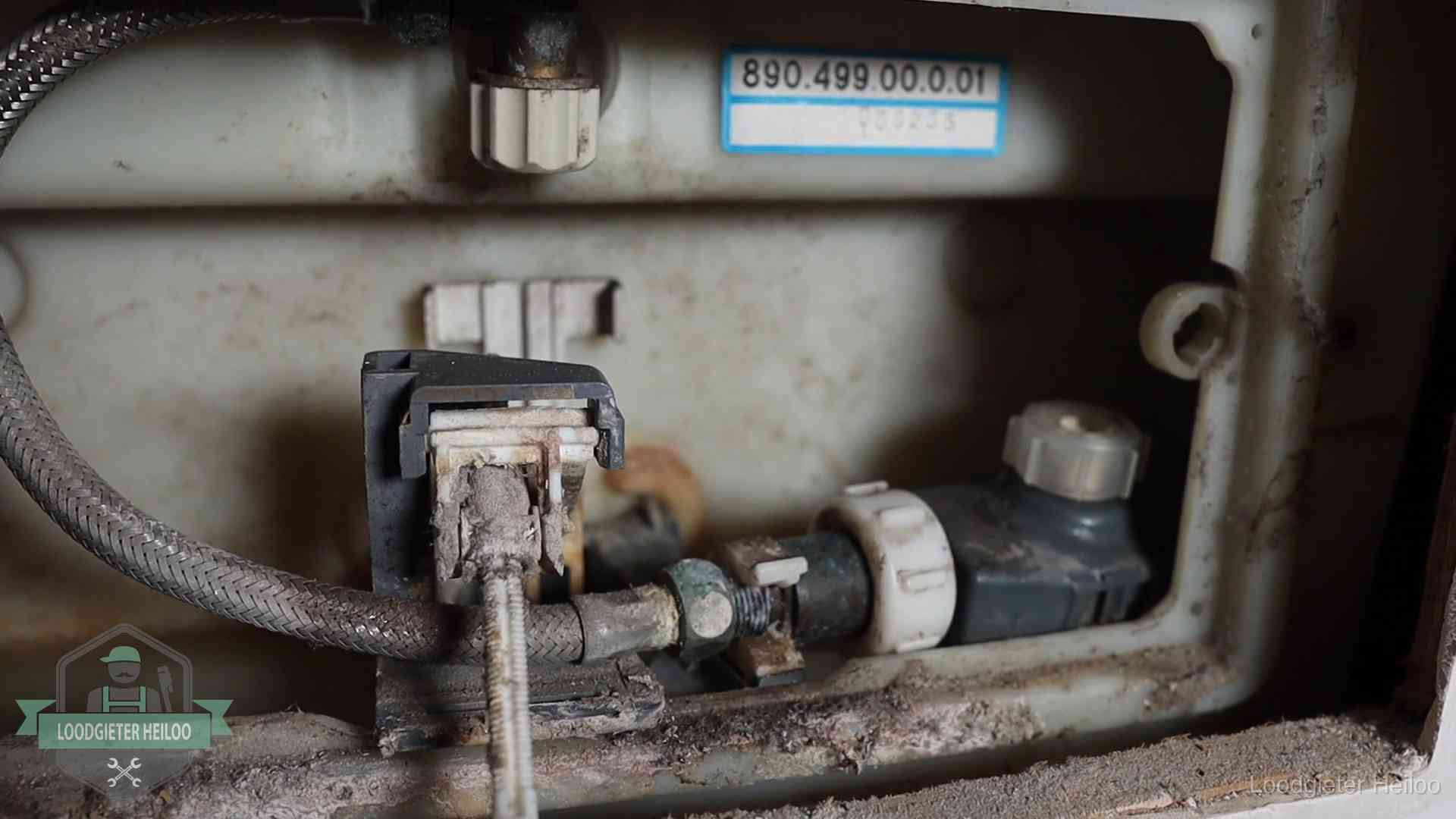 Stortbak en spoelmechanisme in Heiloo Verkalkt binnenwerk van een stortbak met vlotterkraan in Heiloo