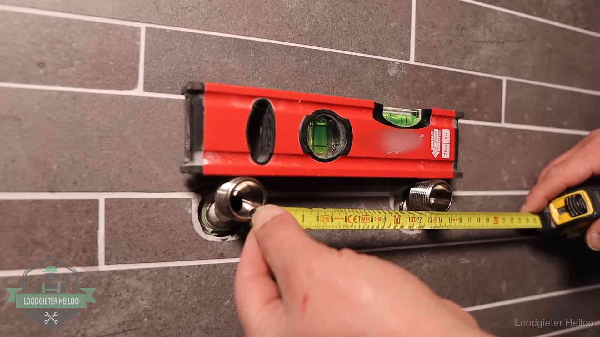Kwaliteit en je vangnet als klant in Heiloo Waterpas en duimstok bij kraan-aansluitpunten in een badkamer in Heiloo
