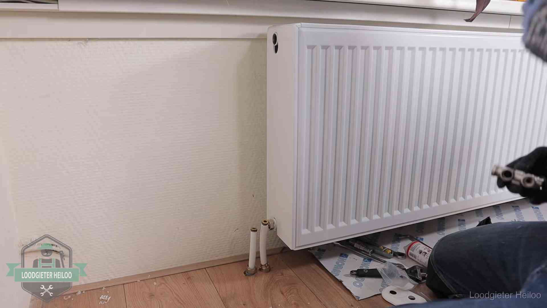 Nieuw gemonteerde radiator in een woonkamer in Heiloo