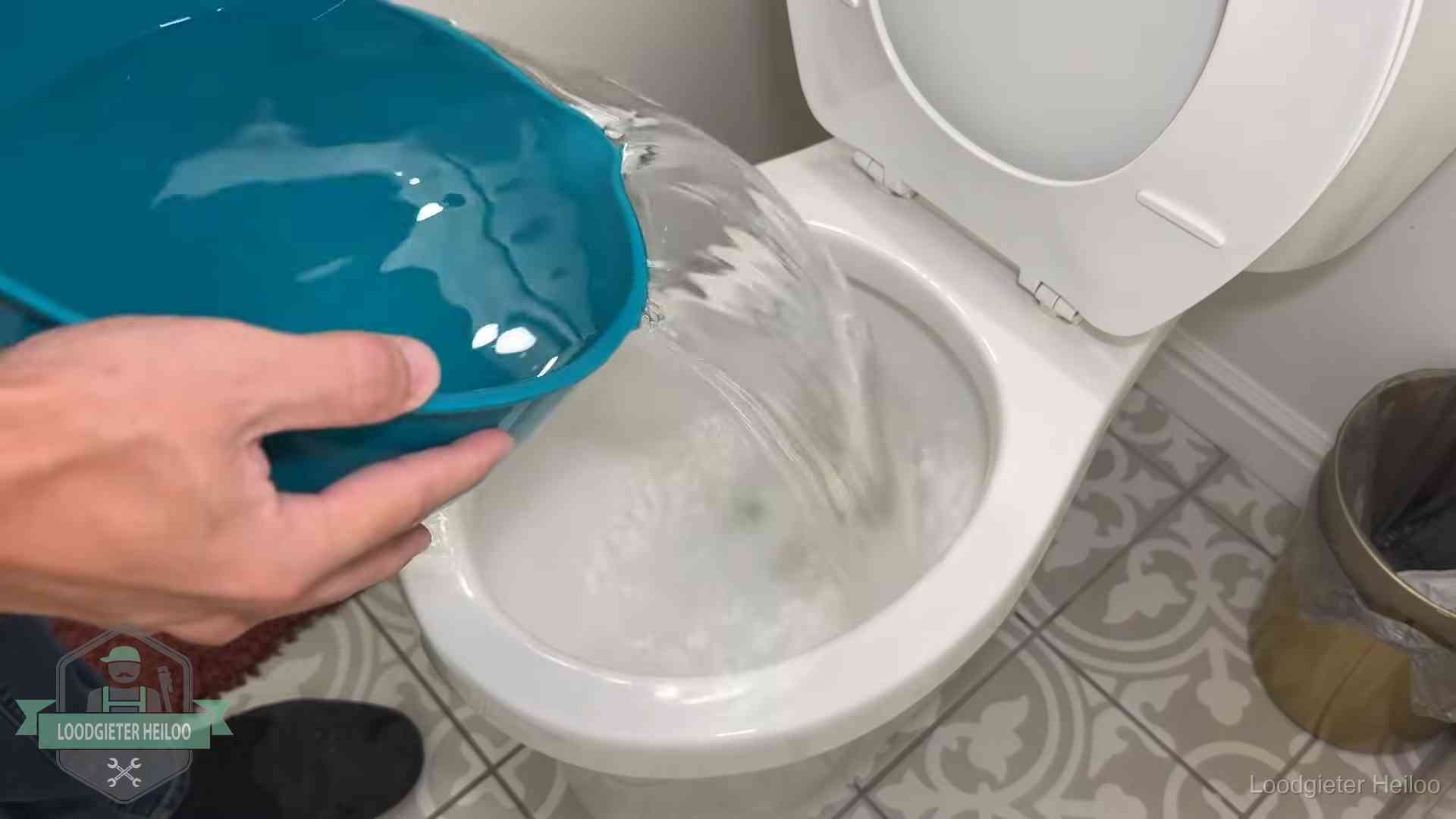 De warm-water-methode in Heiloo Warm water wordt voorzichtig in de wc-pot gegoten in Heiloo