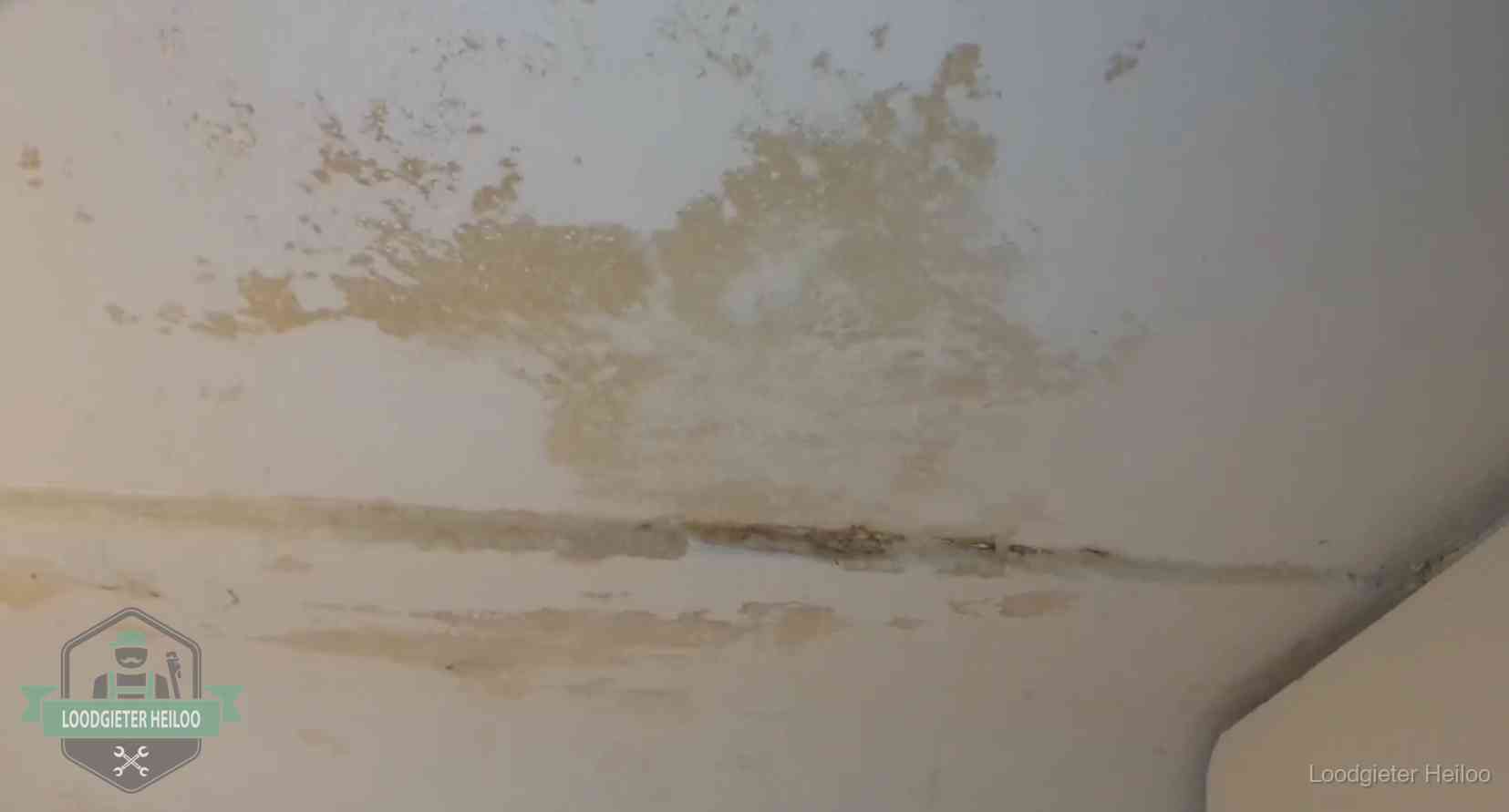 Watervlekken op een plafond in Heiloo, schade die je bij de verzekering meldt