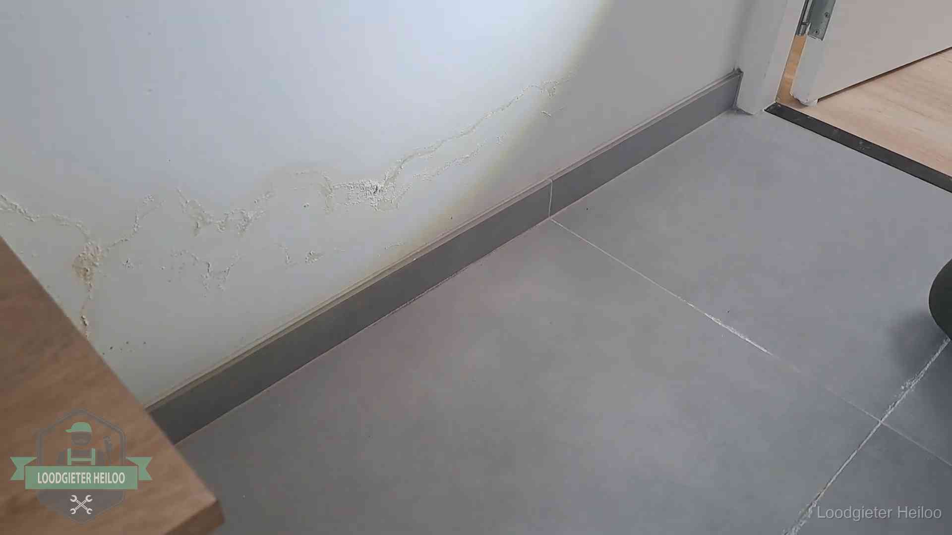 Waterschade met kalkuitbloeiing op een binnenwand in Heiloo, vastgelegd voor de verzekering