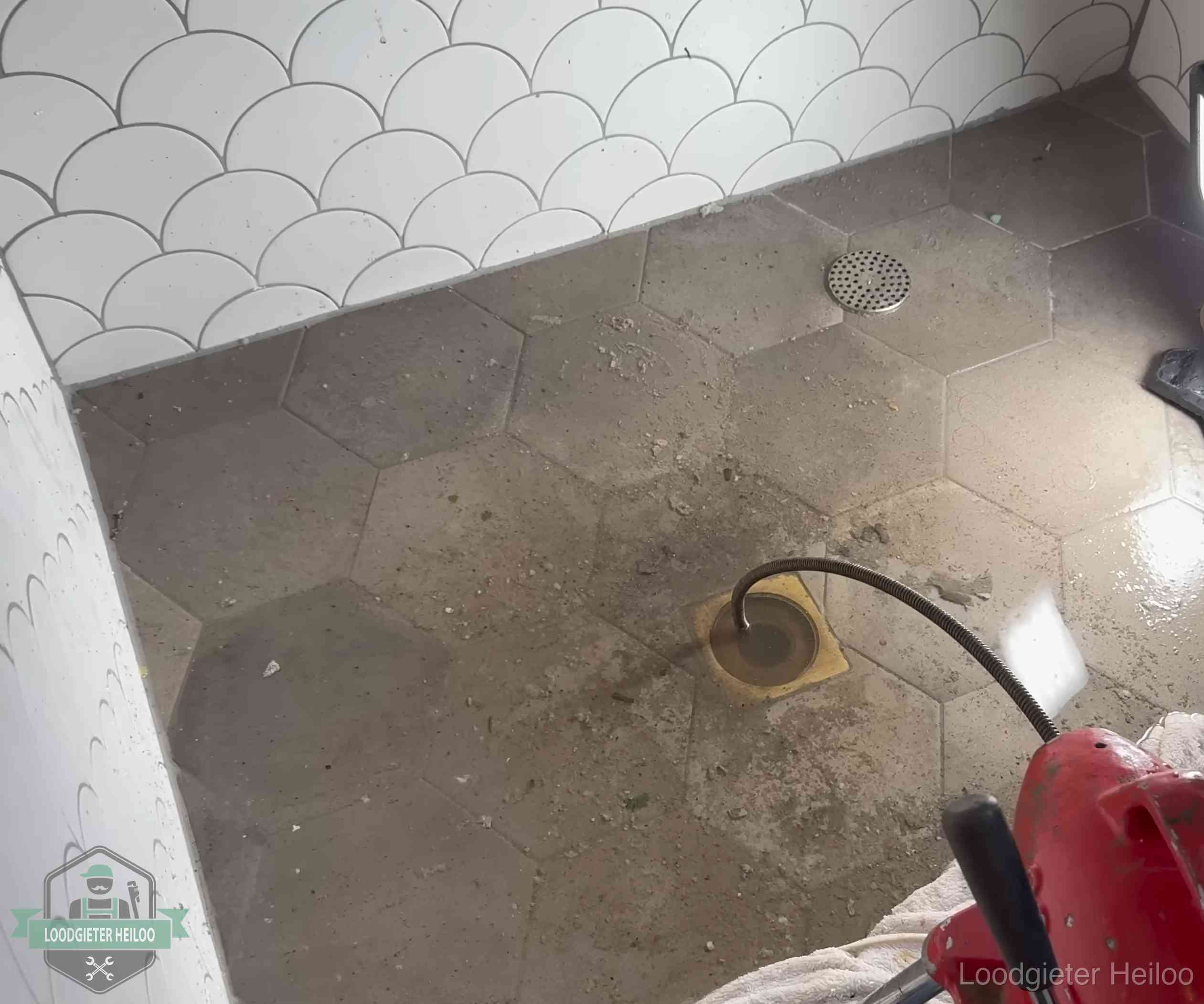 Stank uit wc of vloerput in Heiloo Vloerput met waterslot in een badkamer in Heiloo, een bron van stank als het waterslot droogstaat
