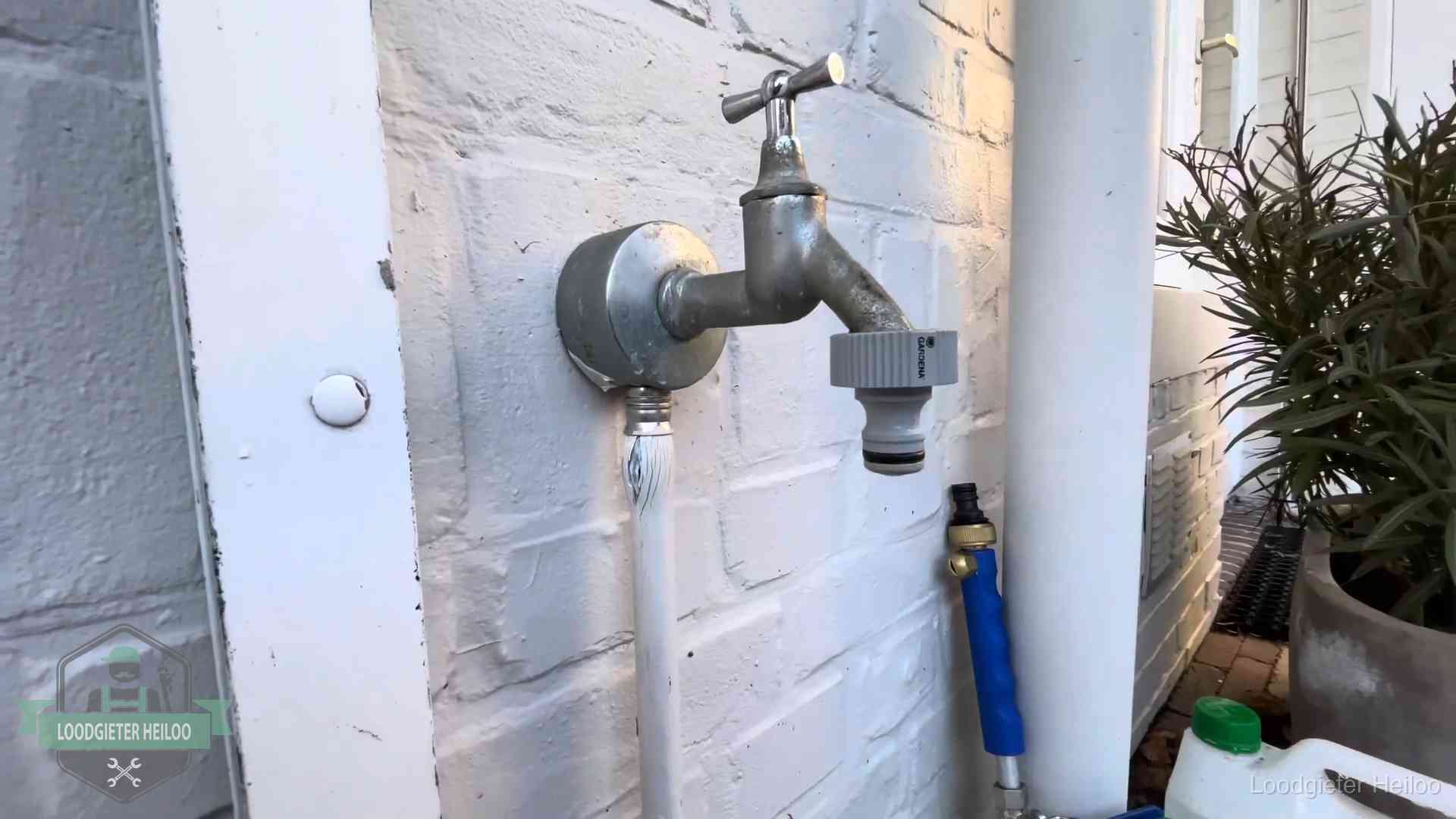 Buitenkraan met slangaansluiting bij een woning in Heiloo, sluipverbruik zie je terug op de waterrekening