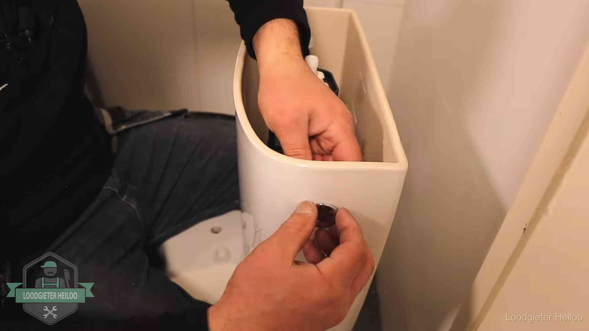 Je wc verstoppingsvrij houden in Heiloo Drukknop van een duoblok-stortbak wordt gemonteerd bij een toilet in Heiloo