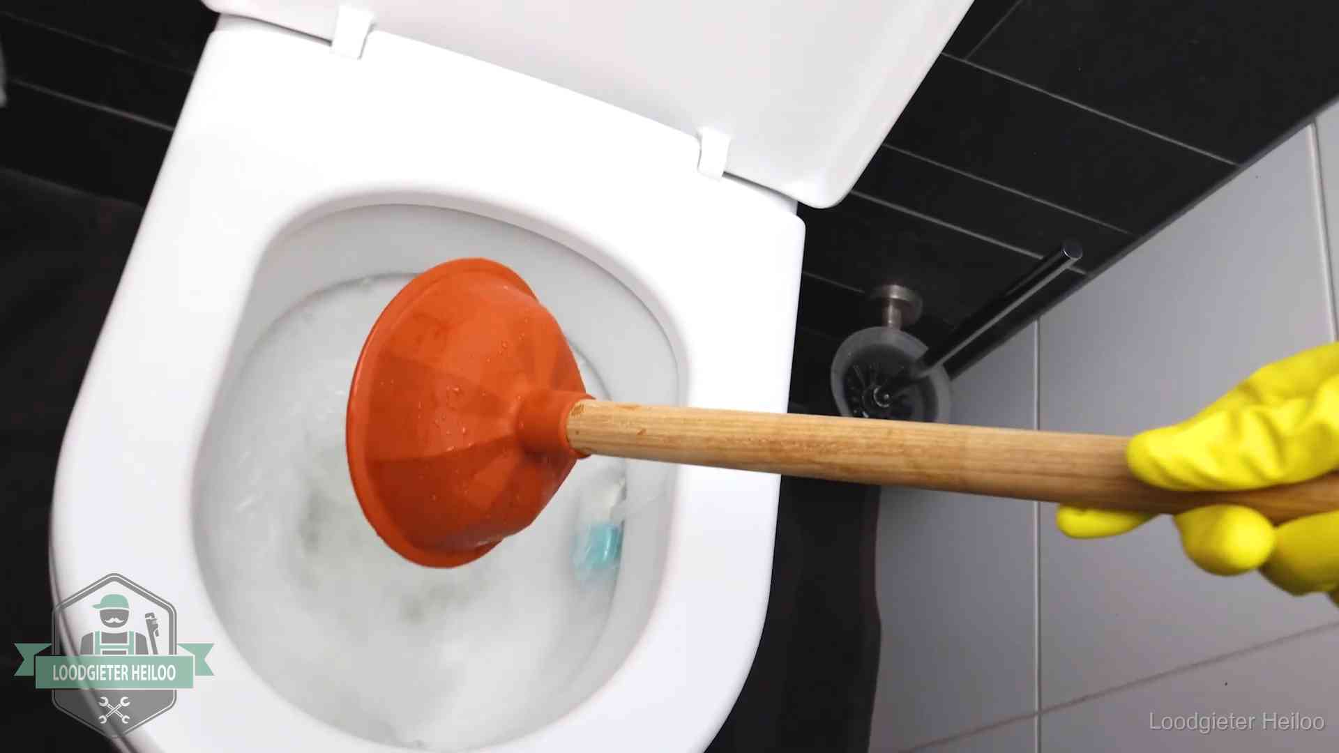 Wc ontstoppen met de plopper in Heiloo Plopper wordt in de wc-pot gedrukt bij het ontstoppen van een toilet in Heiloo