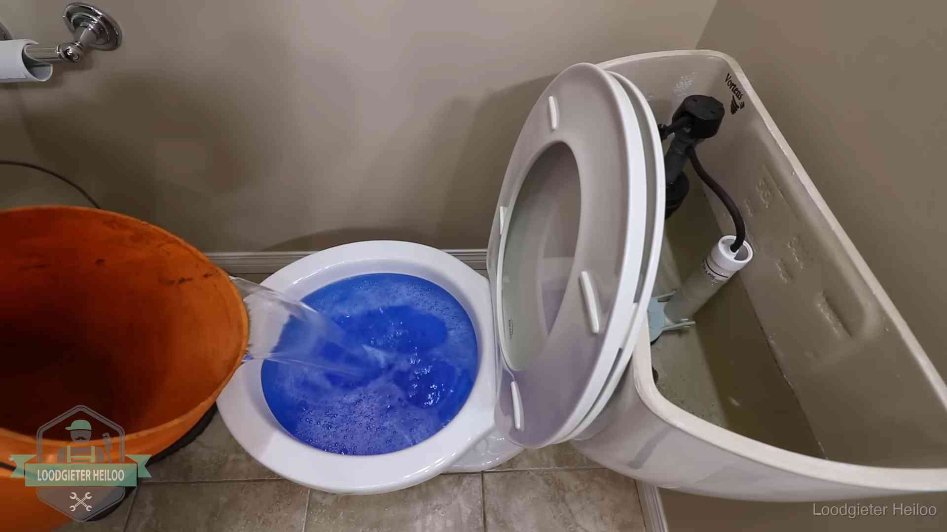Water komt omhoog in de wc in Heiloo Water bij de wc-pot wordt met een emmer weggewerkt om schade te beperken in Heiloo