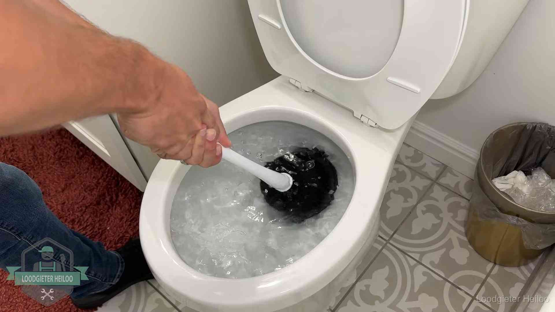 Zelf je wc ontstoppen in Heiloo Zelf de wc ontstoppen met een plopper in Heiloo, het water kolkt in de pot