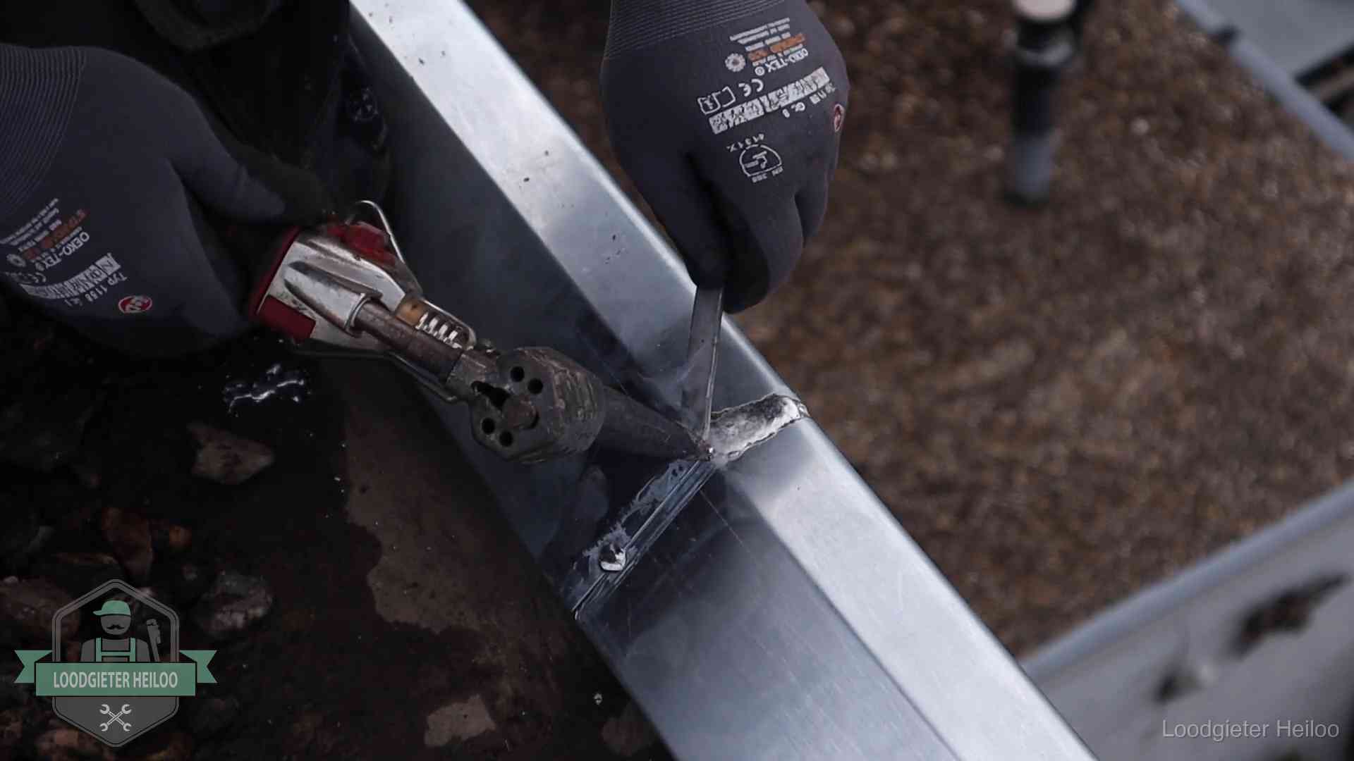 Zinken naad solderen op een dak in Heiloo, vakwerk waar het bij zelf repareren vaak misgaat