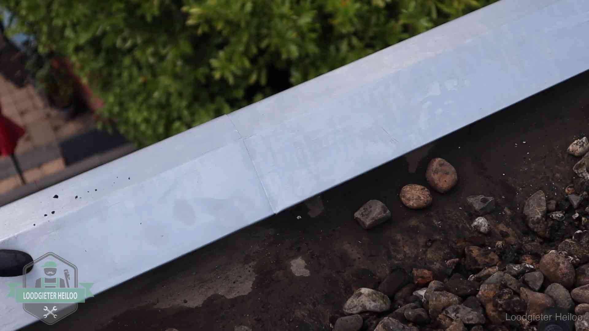 Strak gesoldeerd naaddetail in een zinken daktrim op een dak in Heiloo
